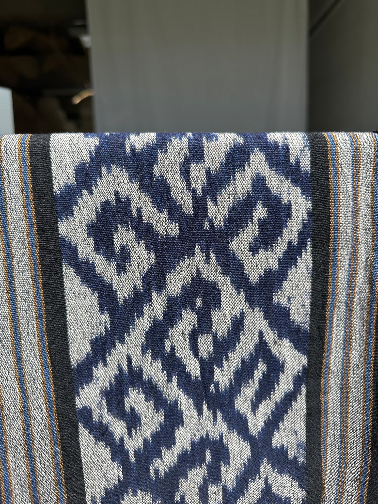 Grand ikat bleu et blanc à motif de losange 2m35x1m15
