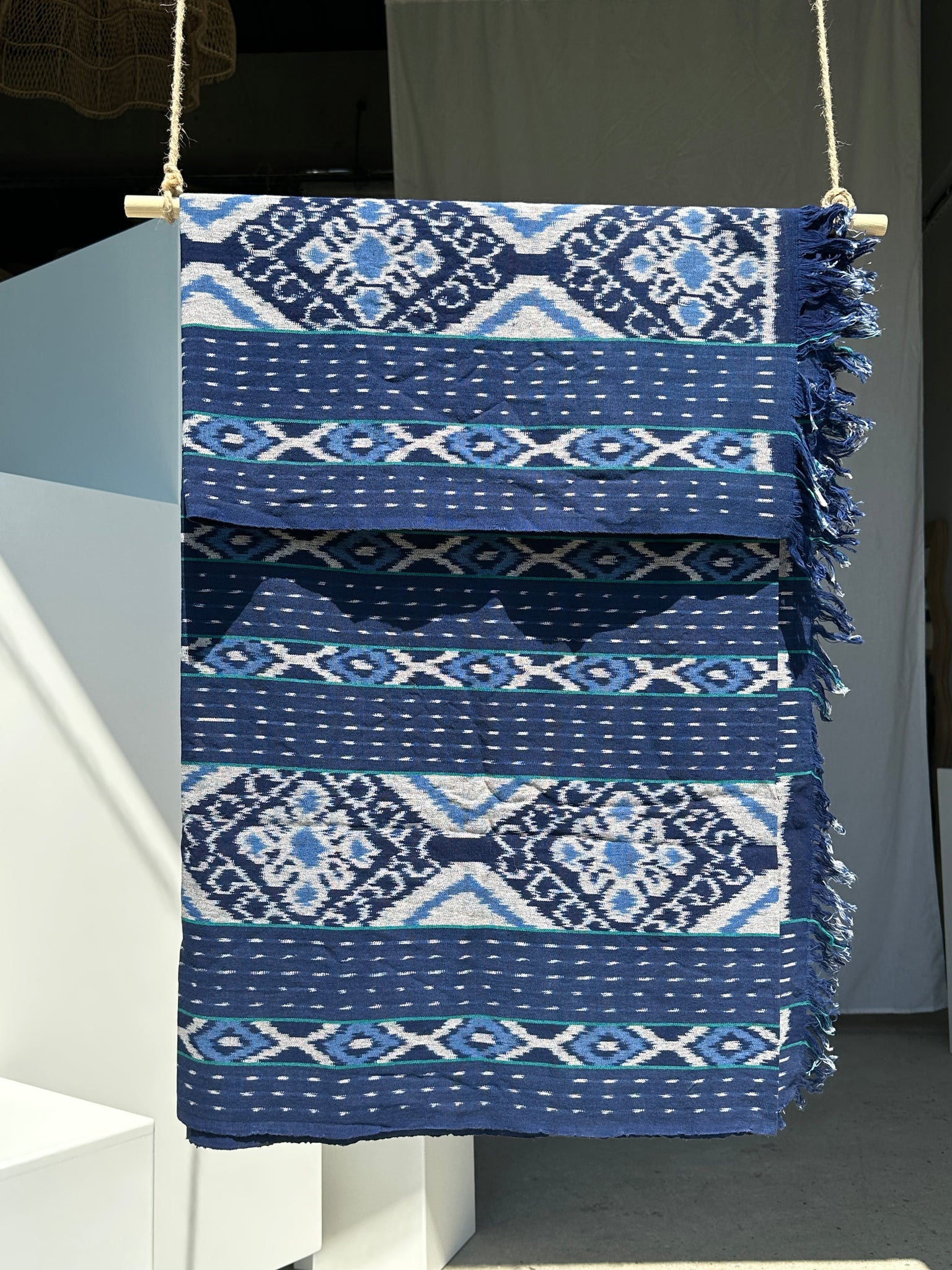 Grand ikat bleu et blanc frise de petits losanges 2m35x1m15