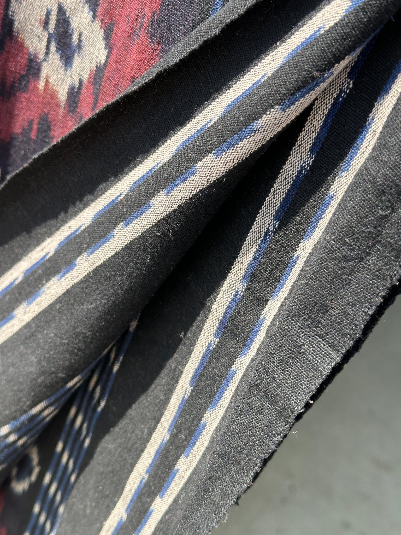 Grand ikat à frise de losanges et motifs floraux stylisés (noir, rouge, blanc) 2m35x1m15