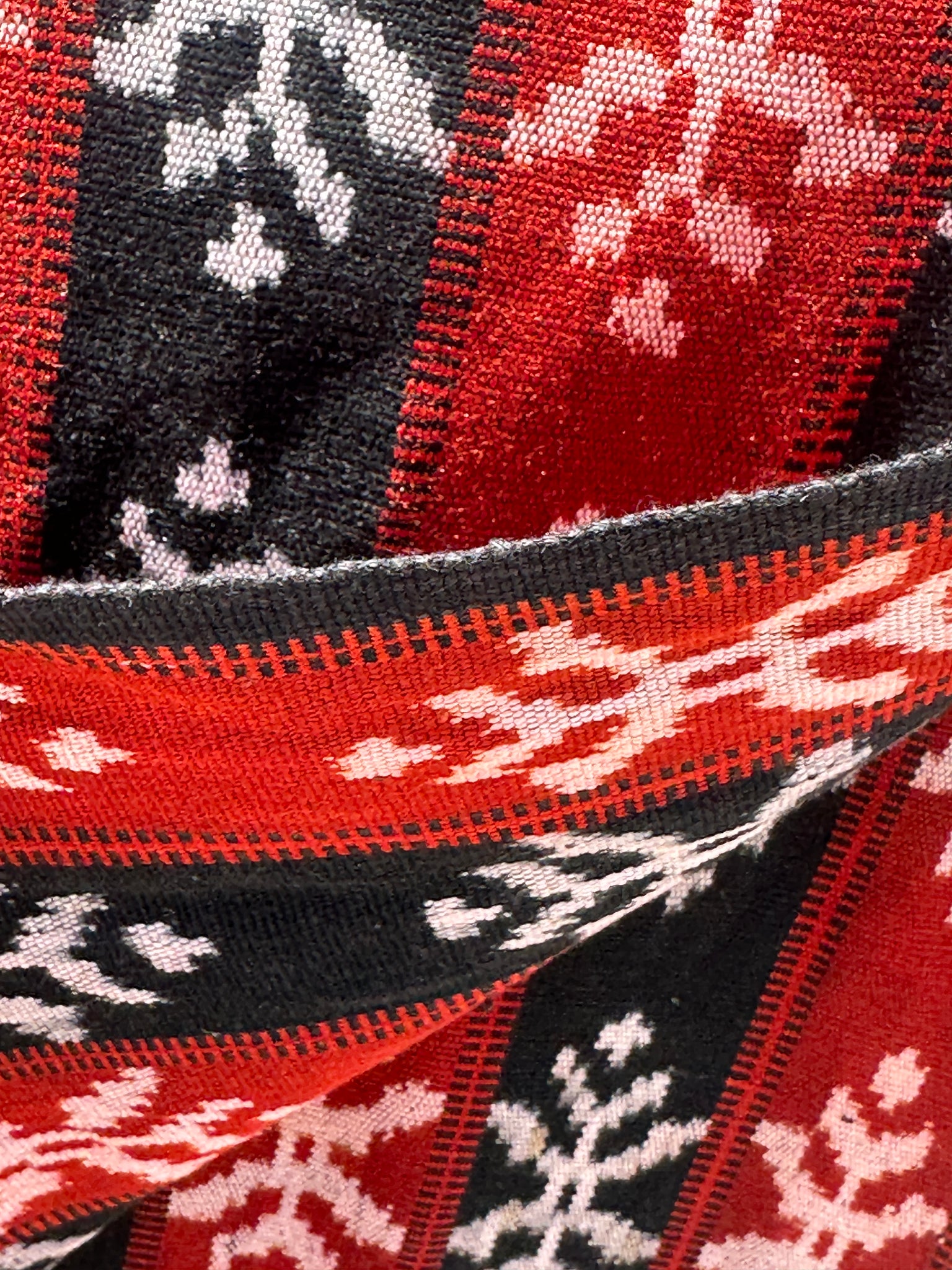 Ikat, tissu traditionnel indonésien de l'ile Savu (Timor) rouge et noir 2m25x75