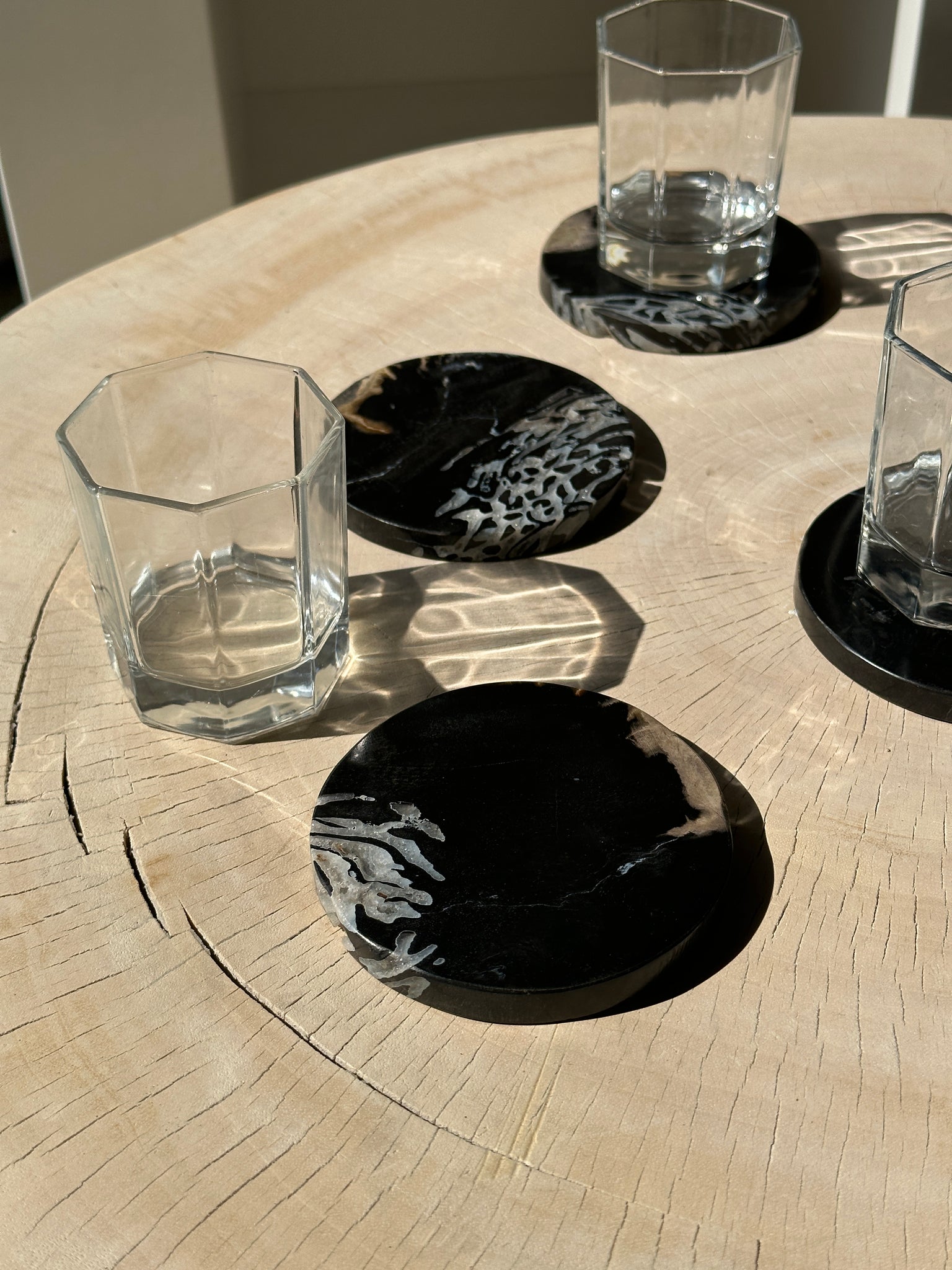 Ensemble de 4 dessous de verre en bois fossilisé (cristaux)