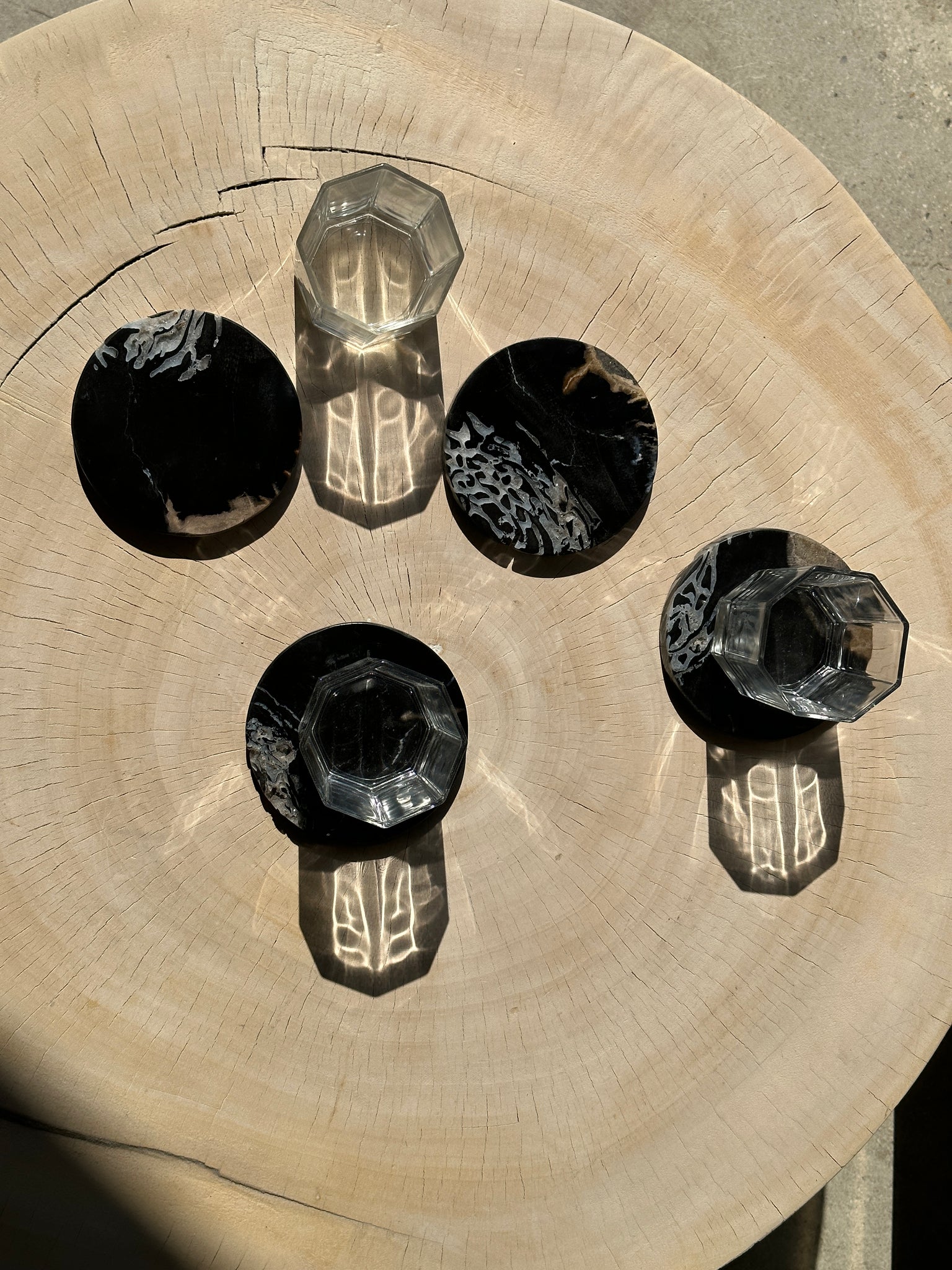 Ensemble de 4 dessous de verre en bois fossilisé (cristaux)