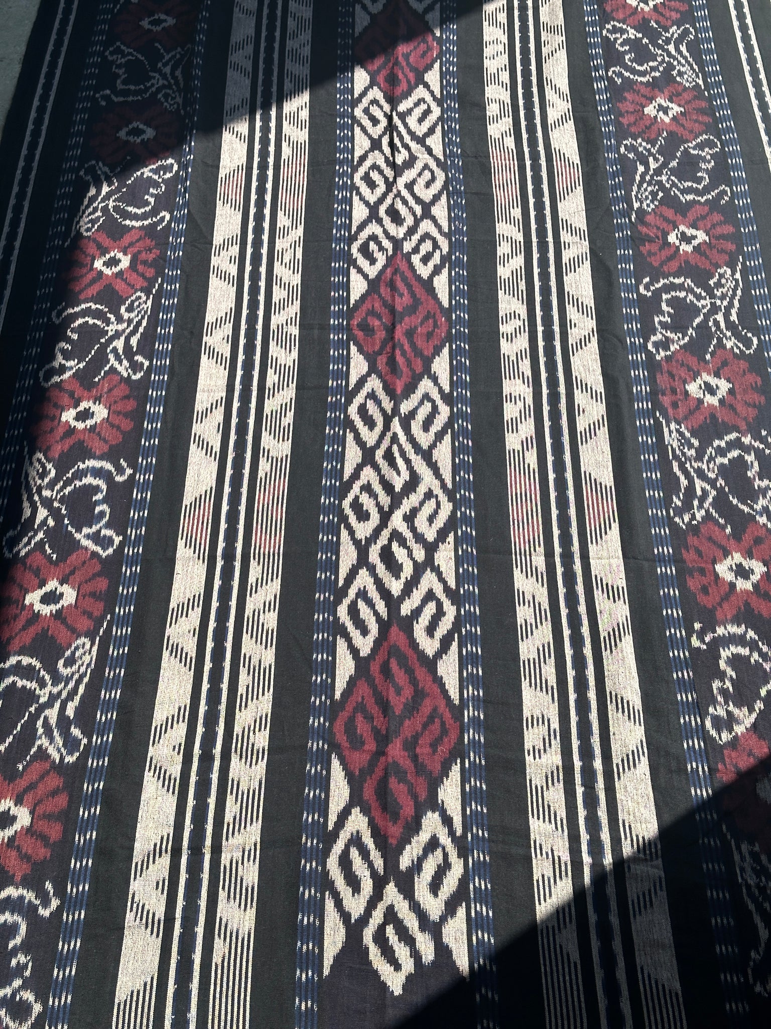Grand ikat à frise de losanges et motifs floraux stylisés (noir, rouge, blanc) 2m35x1m15