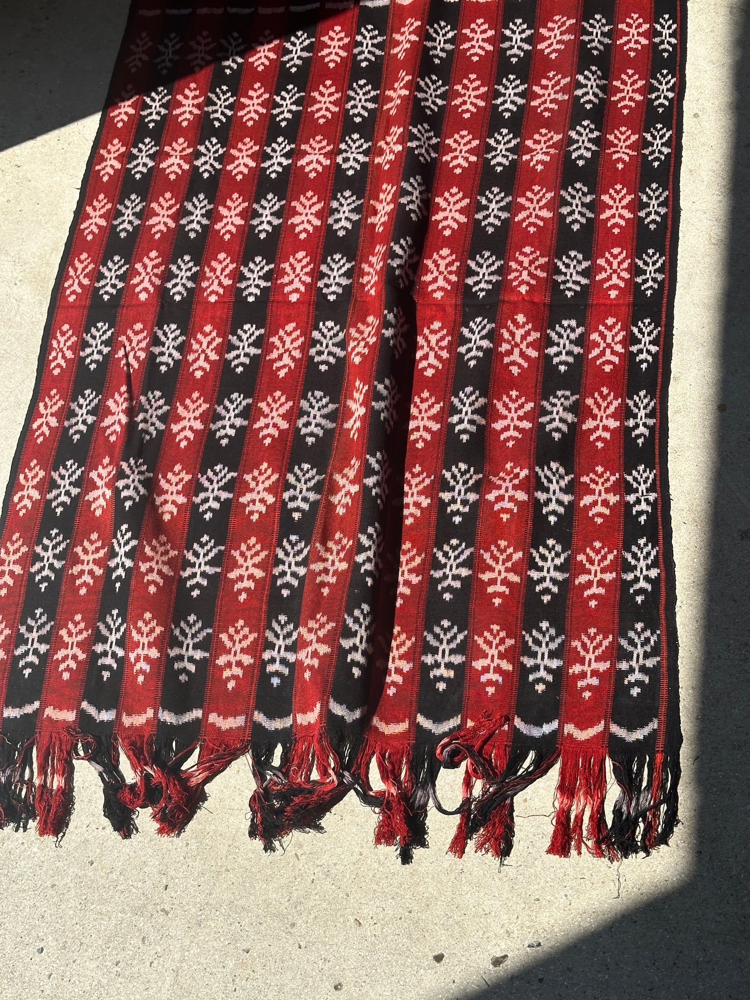 Ikat, tissu traditionnel indonésien de l'ile Savu (Timor) rouge et noir 2m25x75