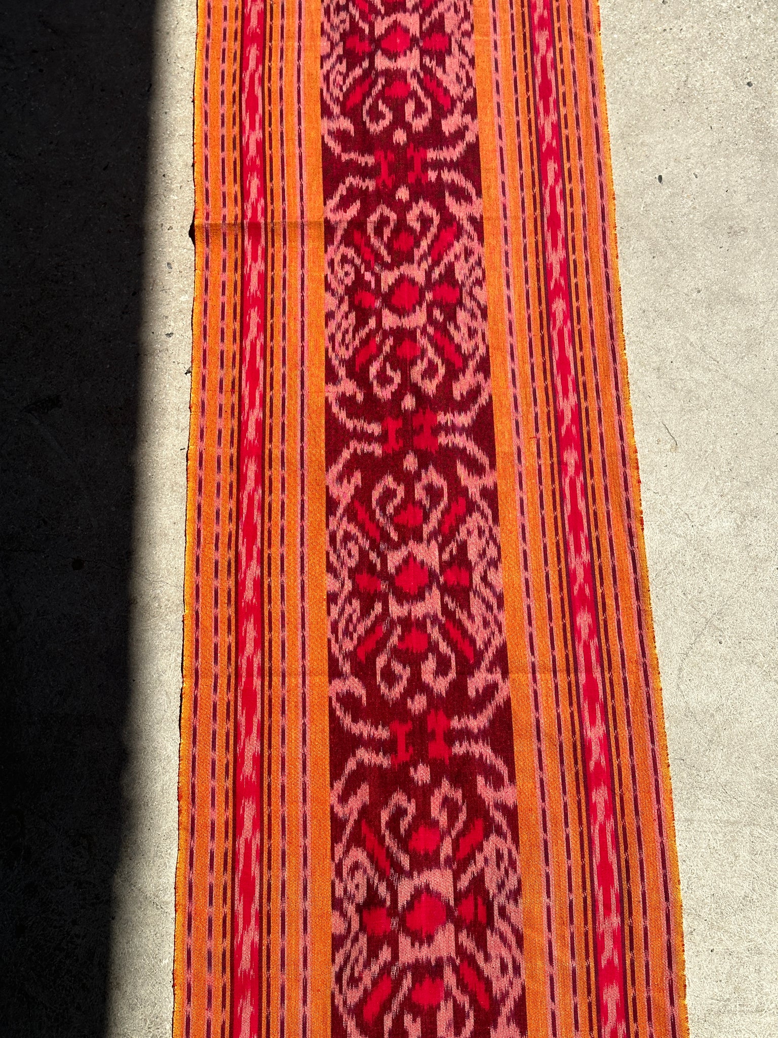 Ikat indonésien à dominante orange, tissu traditionnel 185x40cm