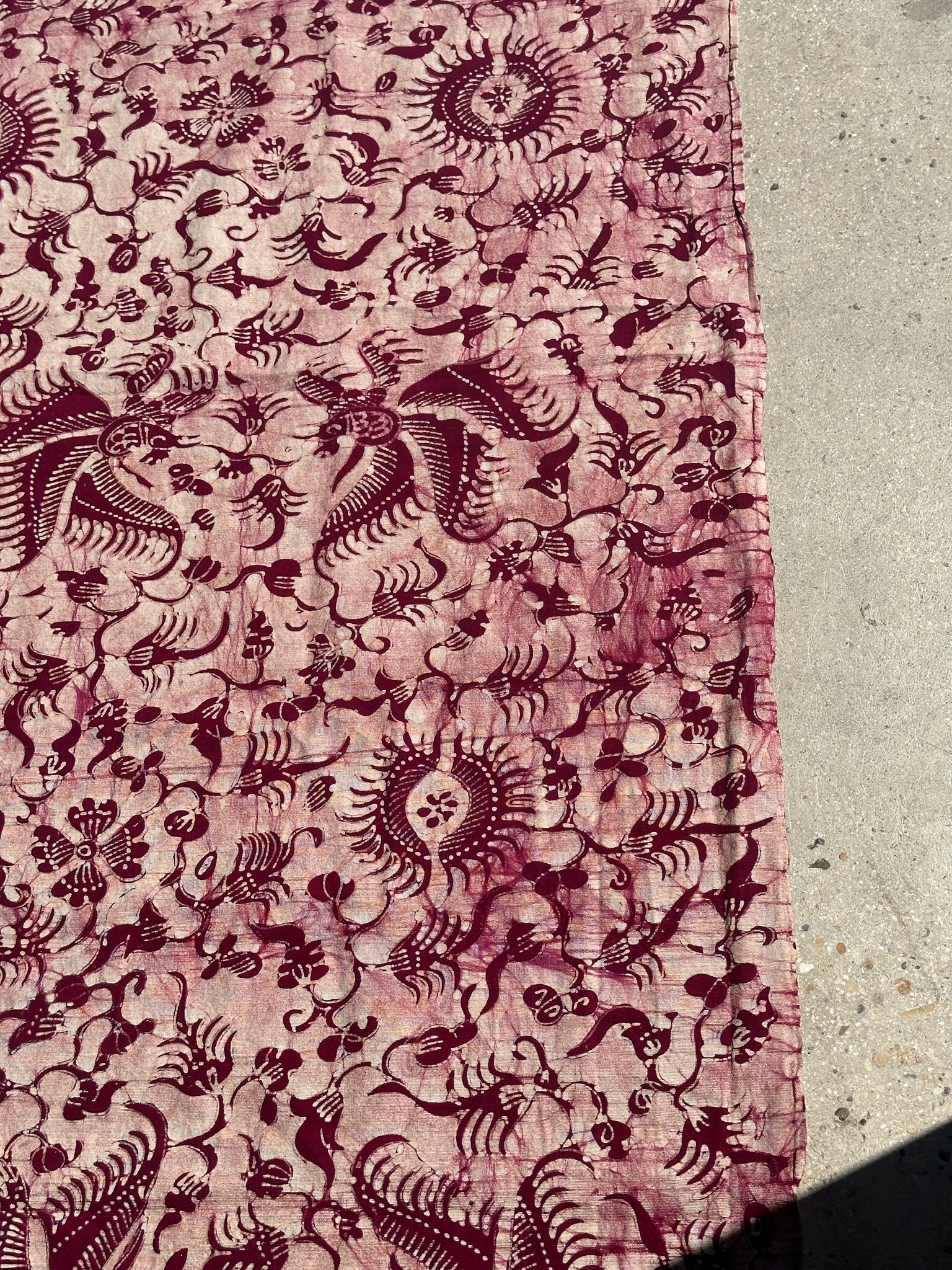 Grand batik imprimé à dominante fushia, tissu cérémoniel indonésien 2m35x1m15