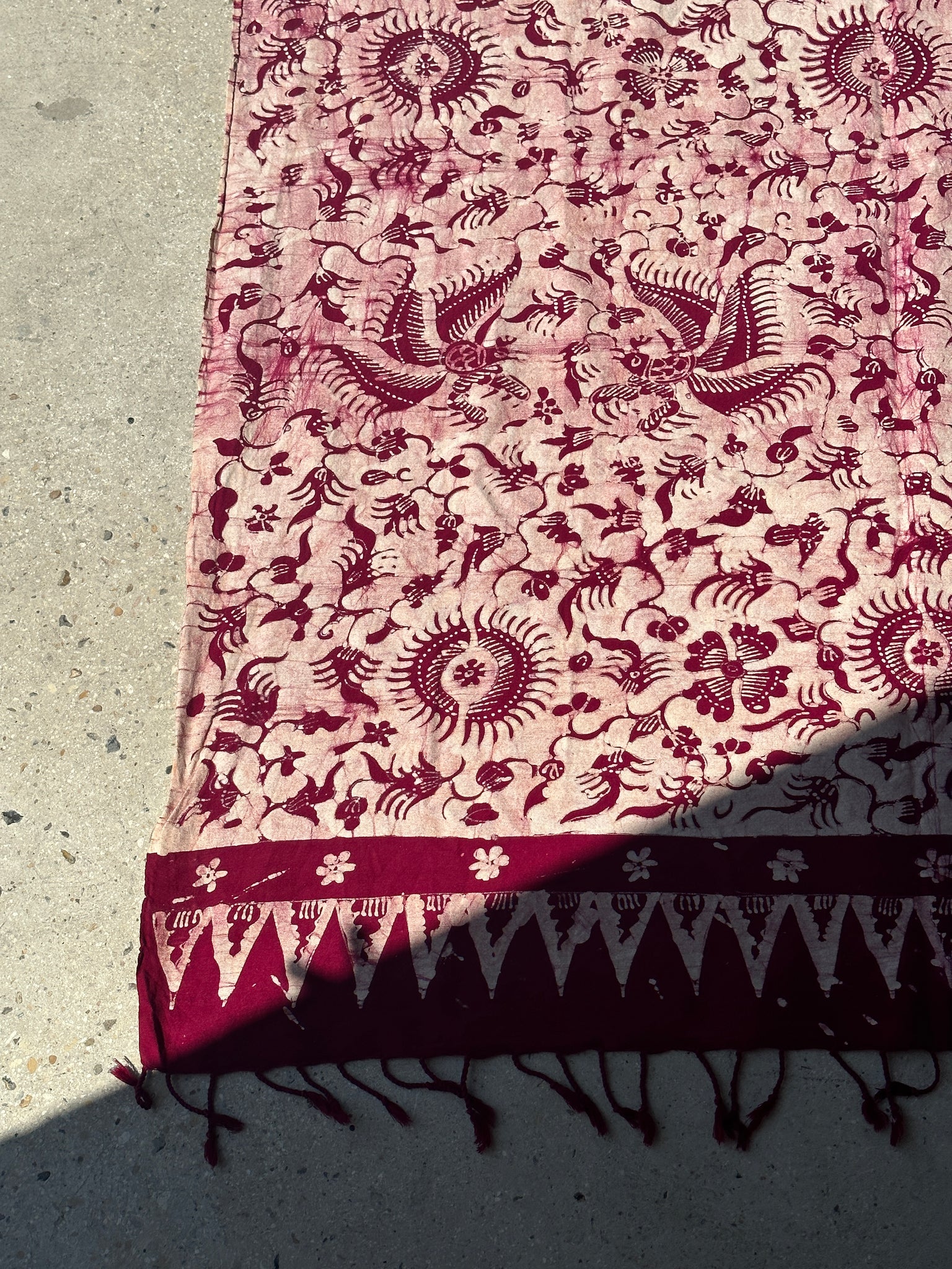 Grand batik imprimé à dominante fushia, tissu cérémoniel indonésien 2m35x1m15