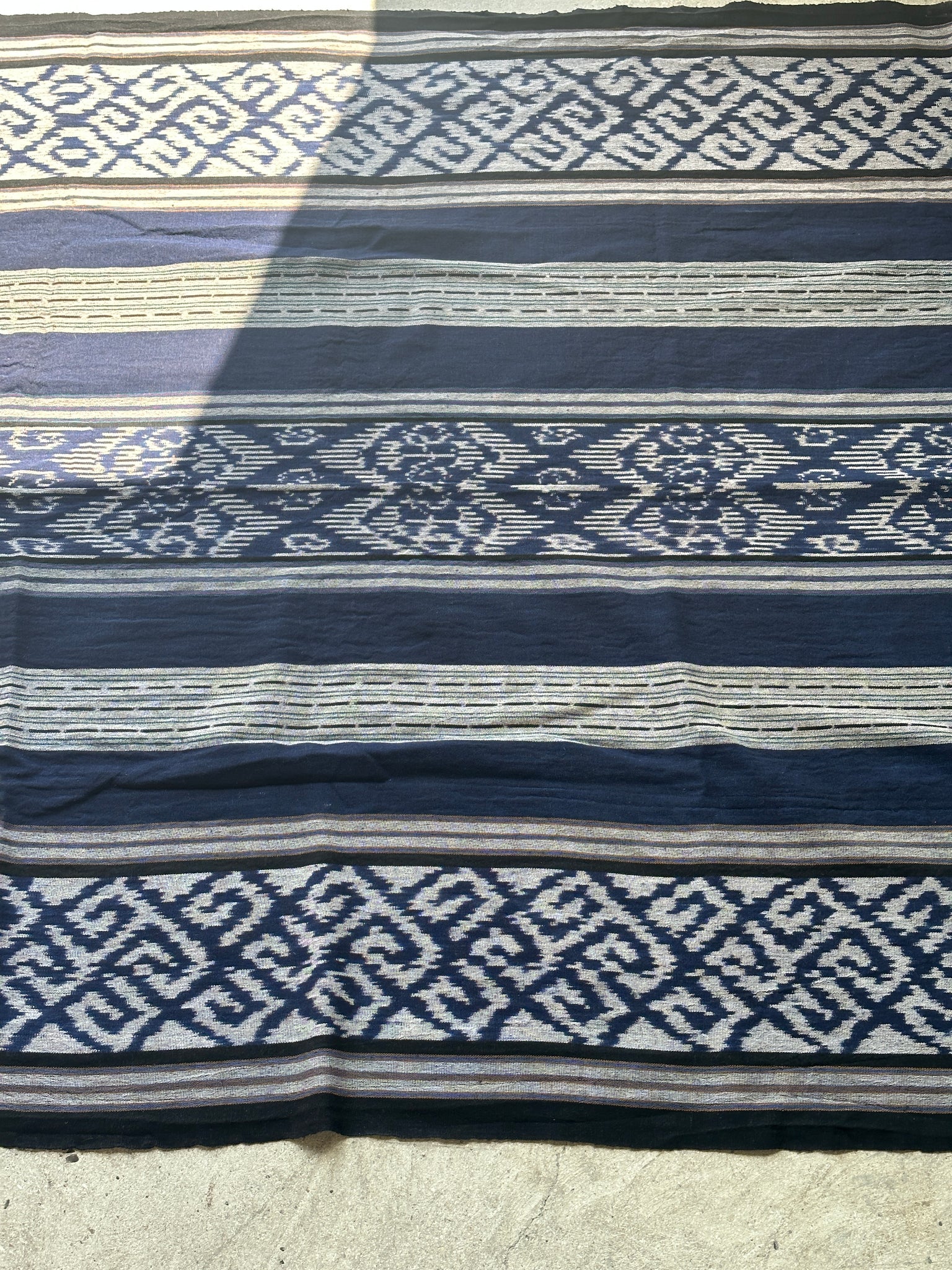 Grand ikat bleu et blanc à motif de losange 2m35x1m15