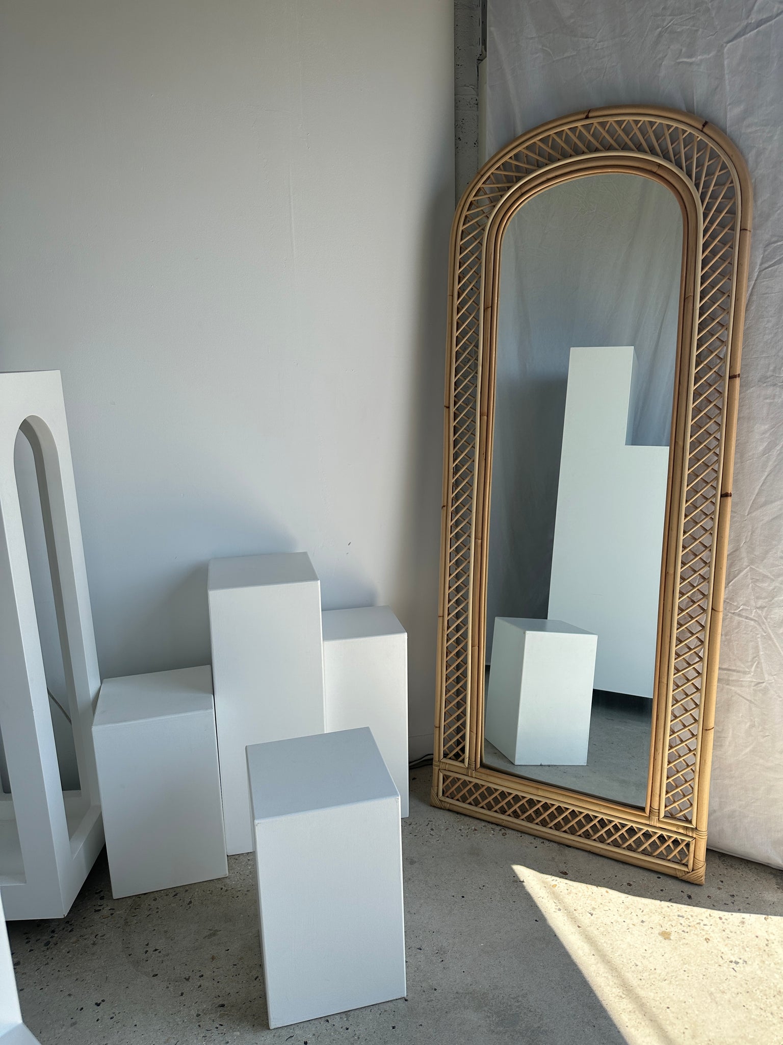 Grand miroir de pied en rotin à croisillons H:2m