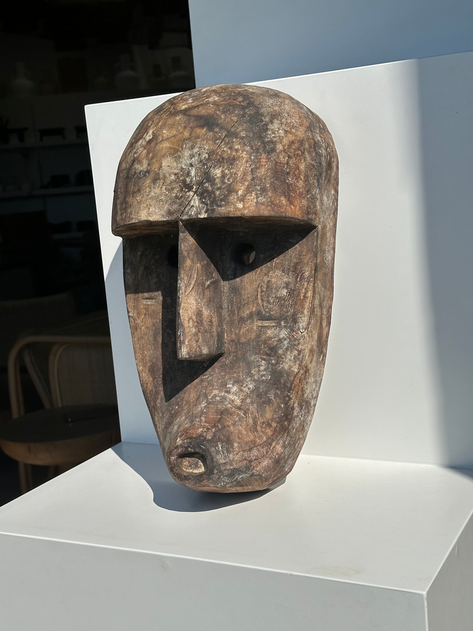 Grand masque Timor en bois patiné H:50cm (1)