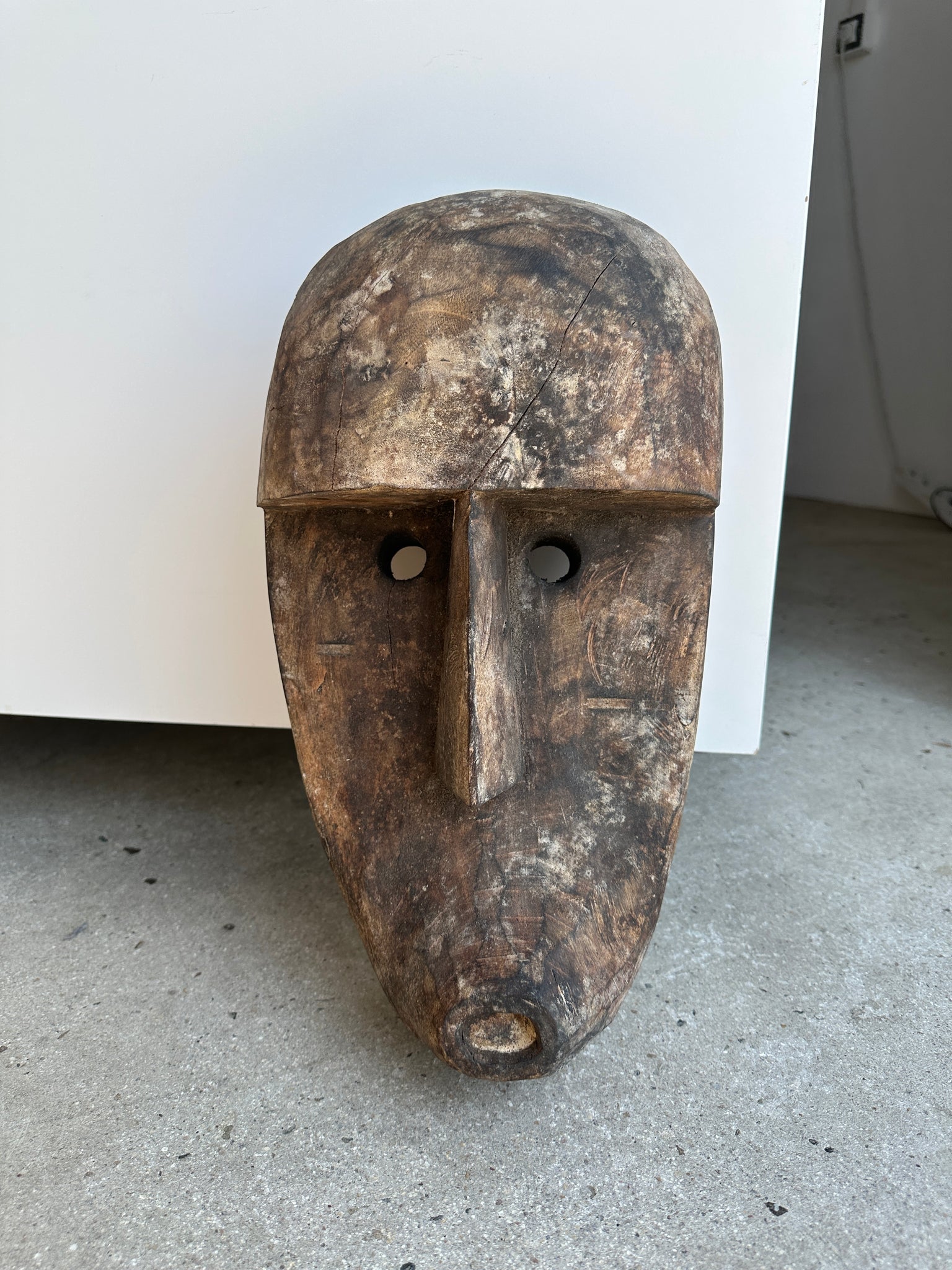 Grand masque Timor en bois patiné H:50cm (1)