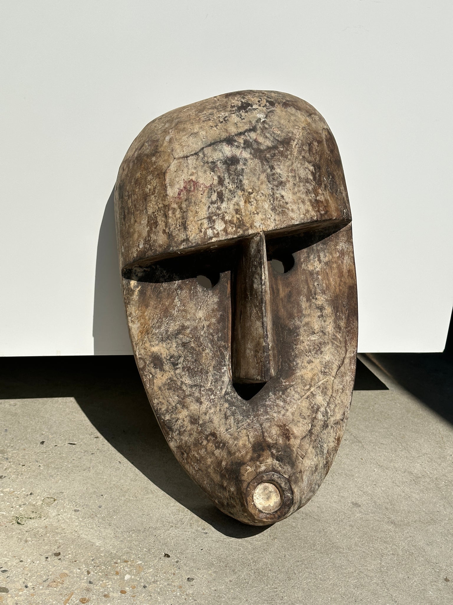 Grand masque Timor en bois patiné H:50cm (2)