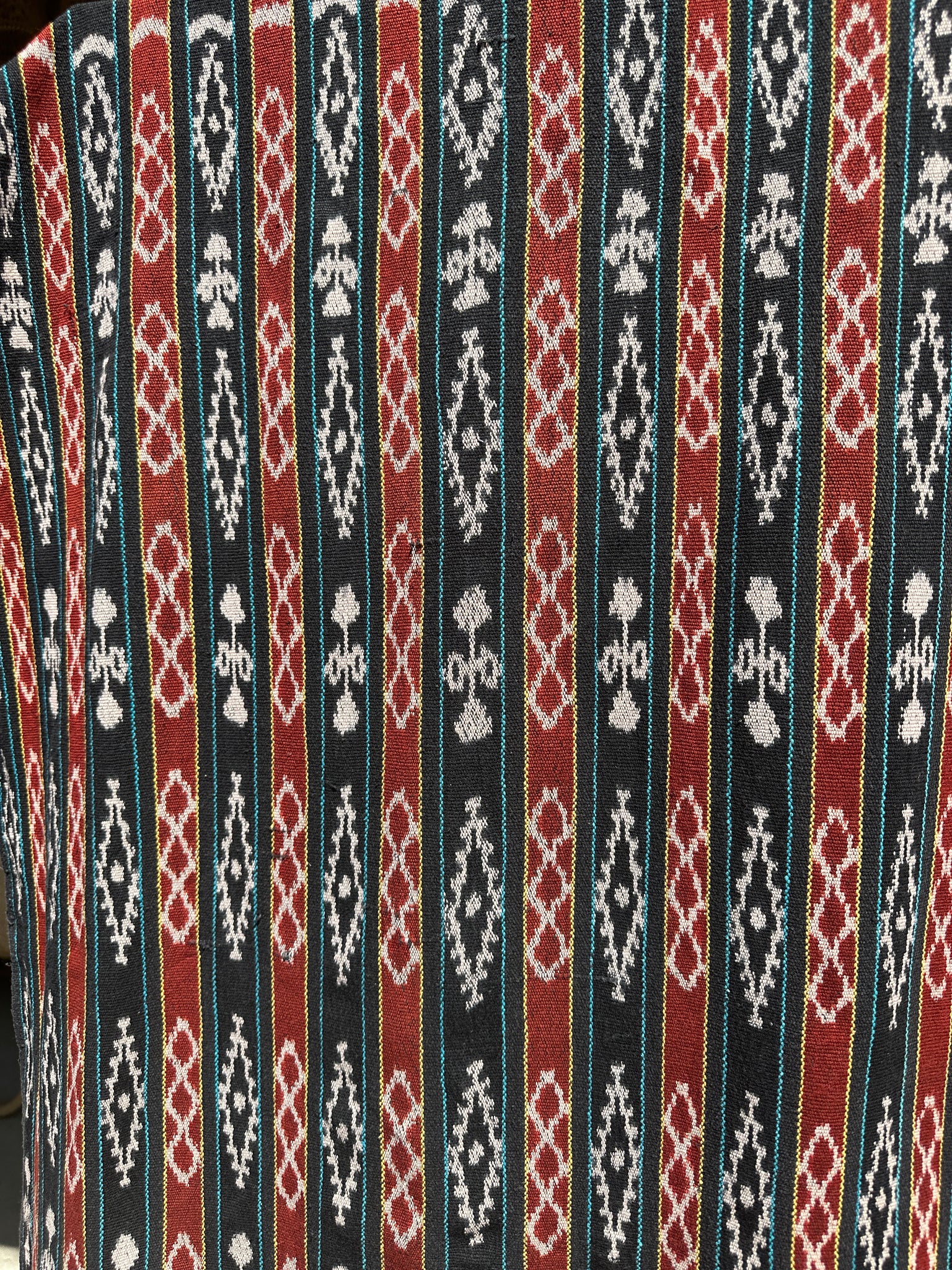 Ikat, tissu traditionnel indonésien de l'ile Savu (Timor) rouge, noir, jaune et bleu 2m25x70