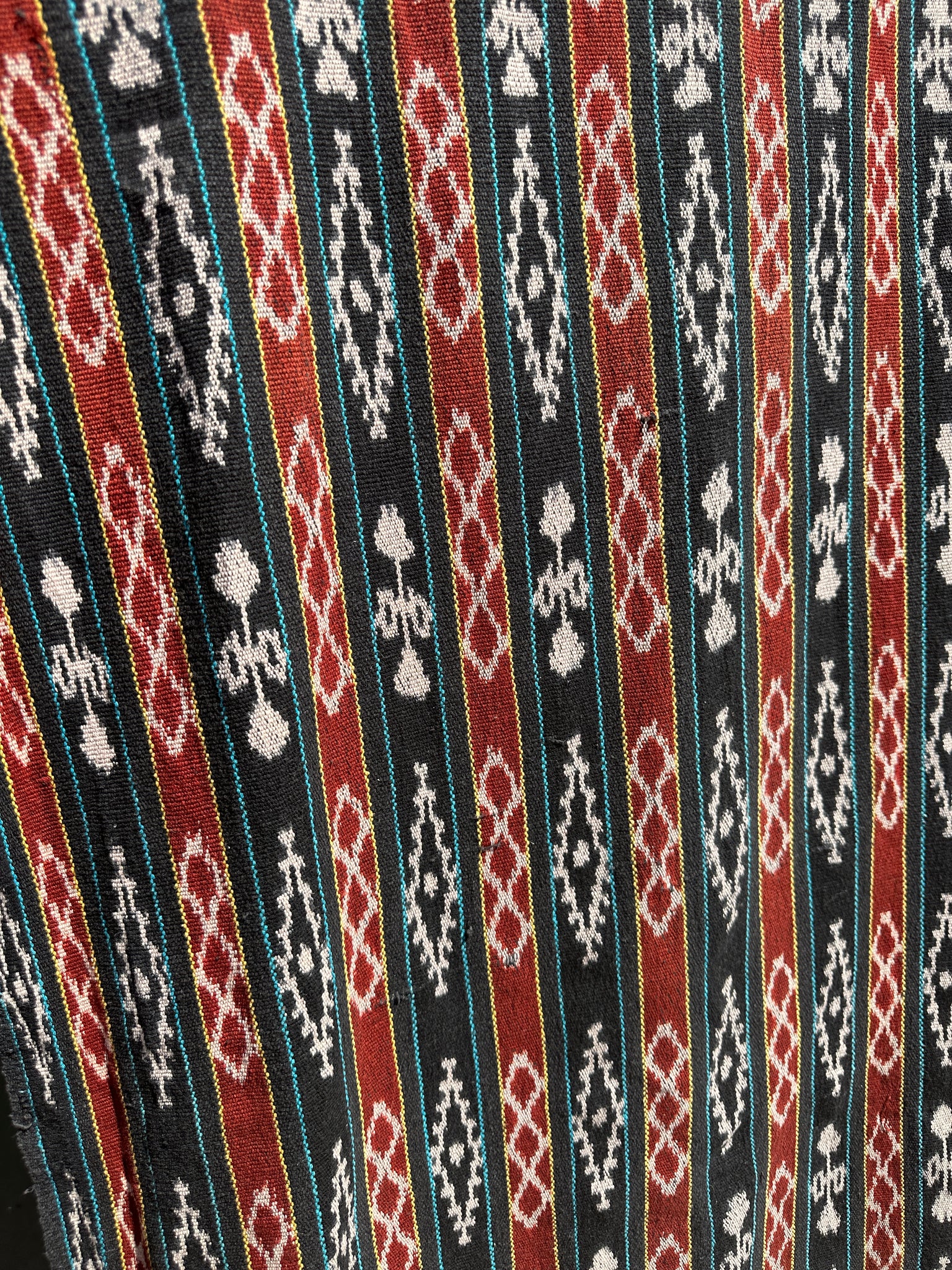 Ikat, tissu traditionnel indonésien de l'ile Savu (Timor) rouge, noir, jaune et bleu 2m25x70