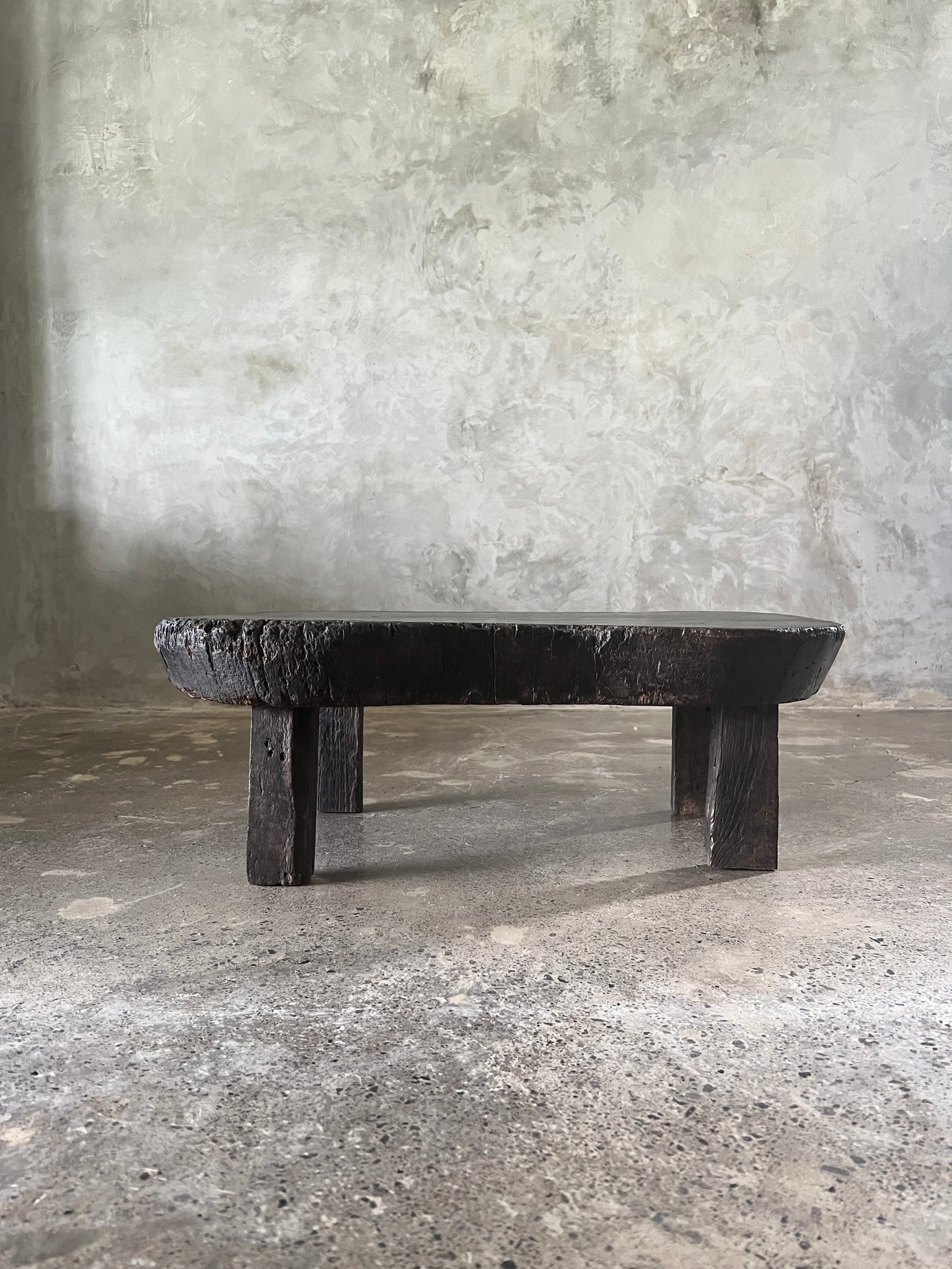 Petite table basse ancienne en bois asiatique de style japonisant plateau en forme de rognon
