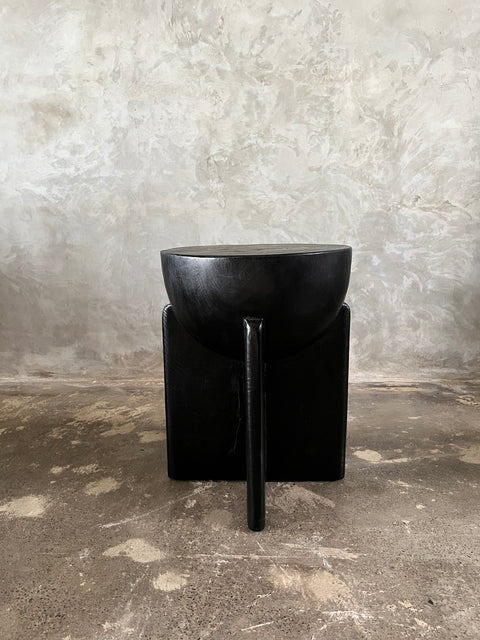 Bout de canapé, tabouret en manguier noirci, assise demi-circulaire piètement croisé