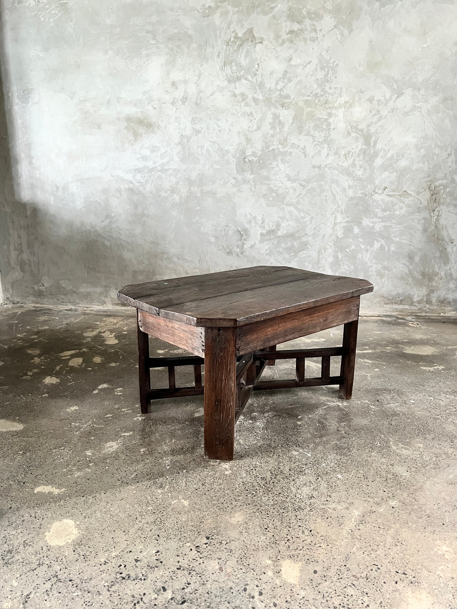 Petite table basse asiatique à piètement entretoise
