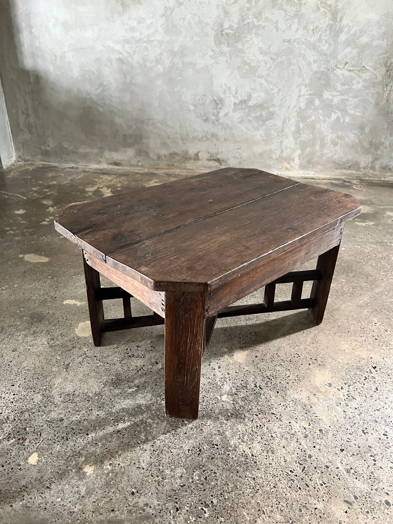 Petite table basse asiatique à piètement entretoise