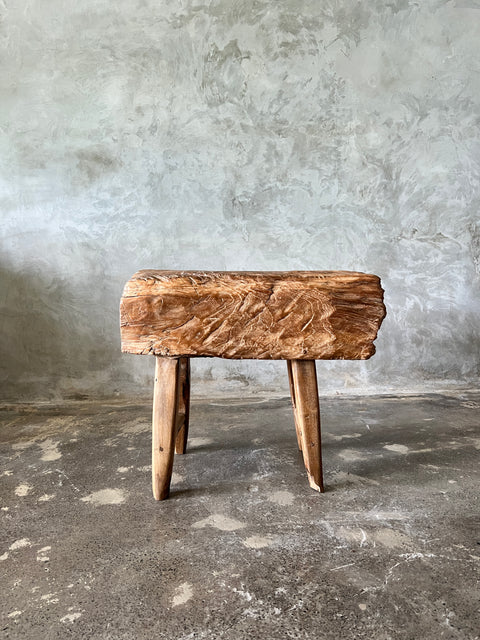 Petit banc organique en teck asiatique blond quadripode - Dua