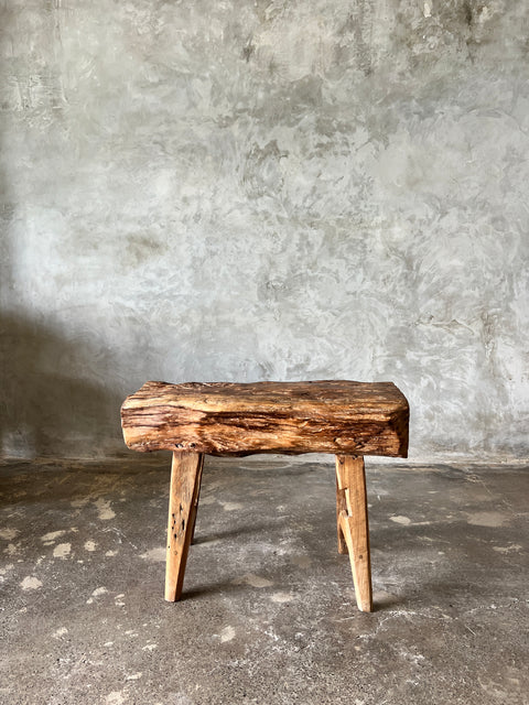 Petit banc organique en teck asiatique blond quadripode - Satu