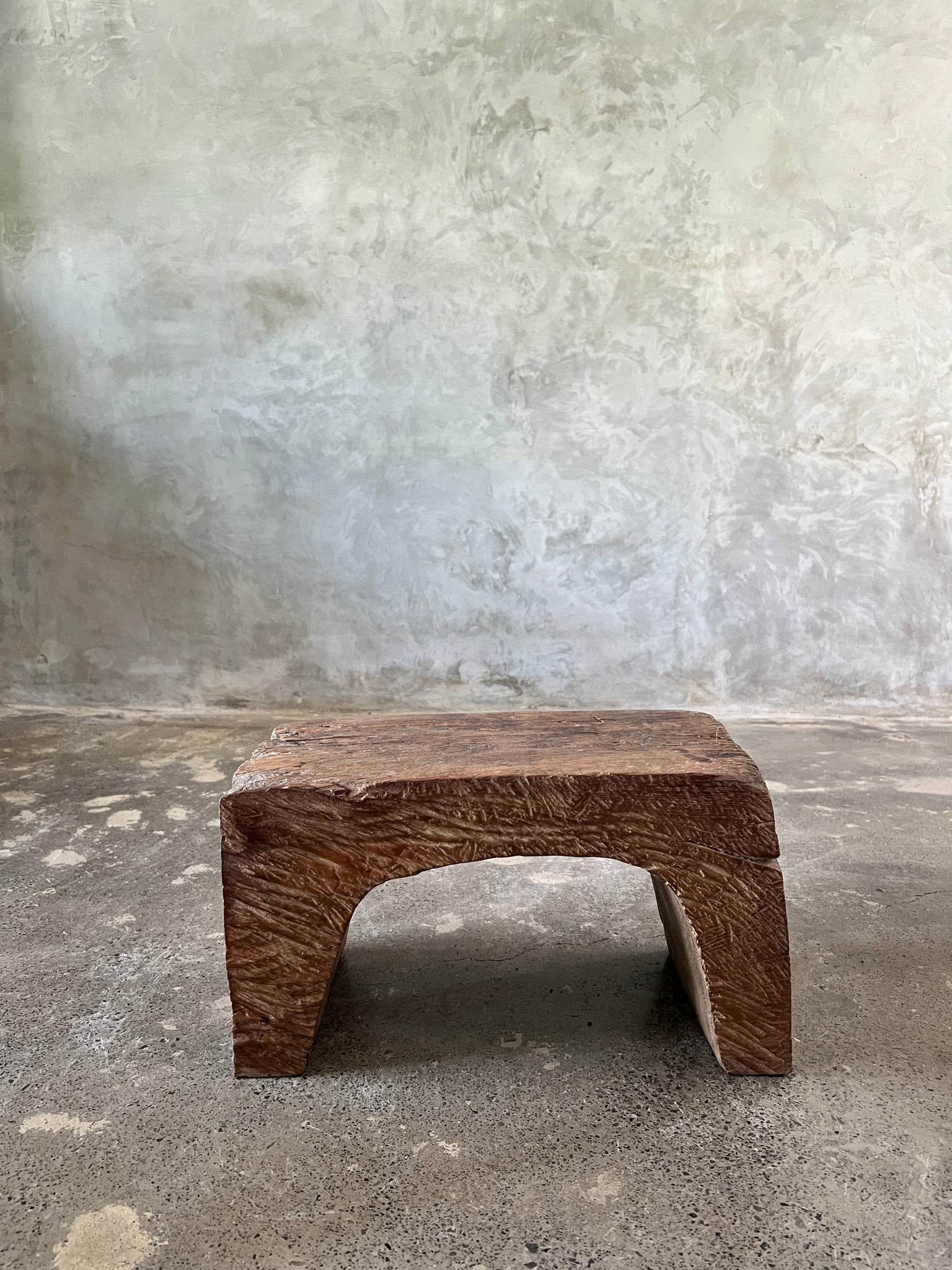 Tabouret bas en teck asiatique ancien monoxyle