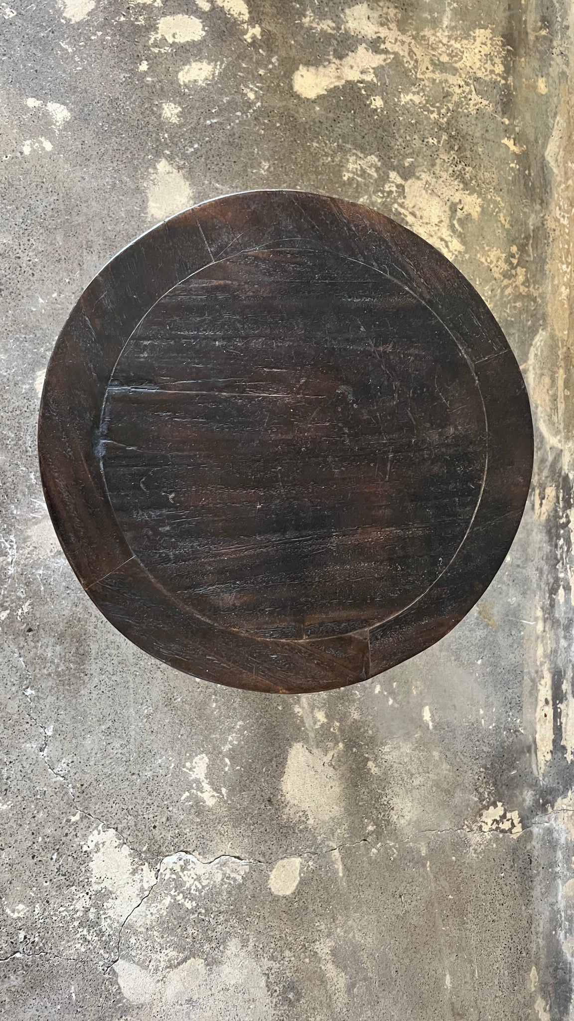 Guéridon circulaire tripode à piètement central, coffee table 50x50x50