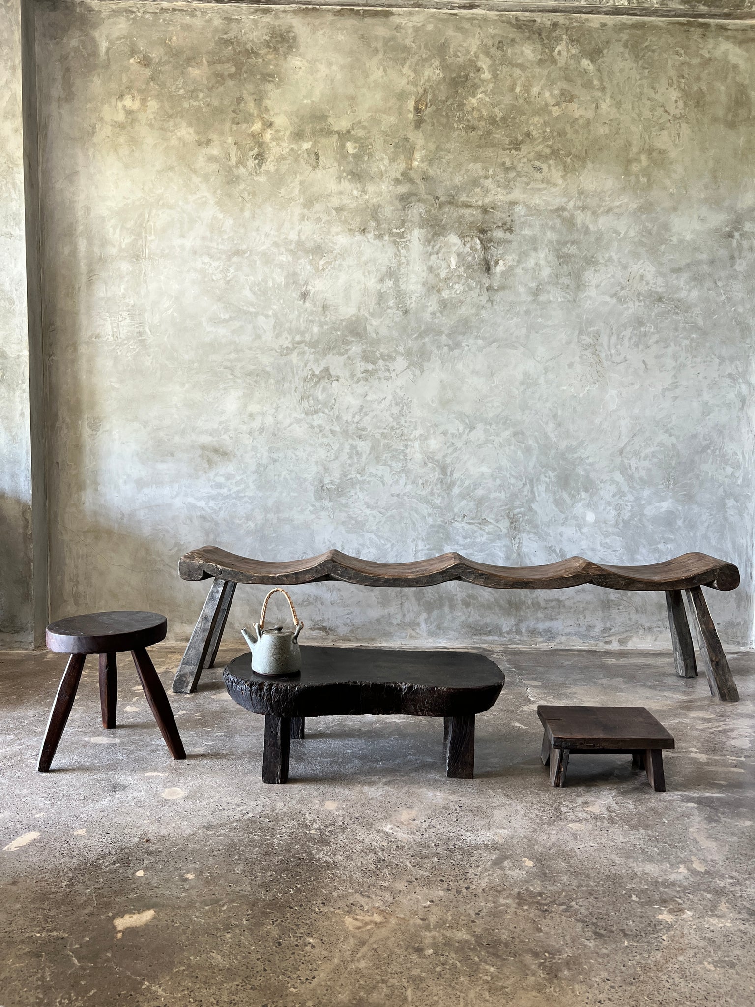 Petite table basse ancienne en bois asiatique de style japonisant plateau en forme de rognon