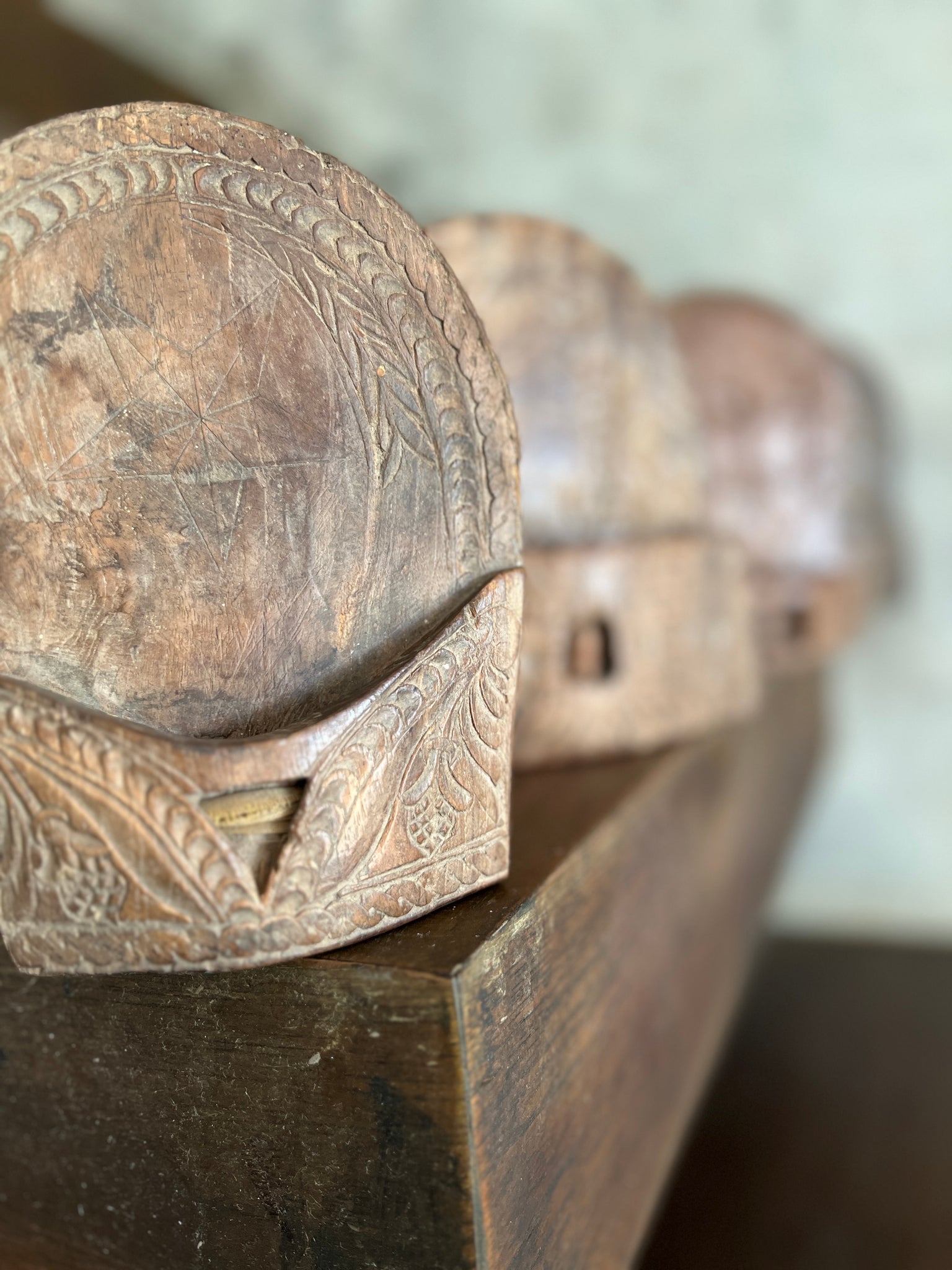 Cloche en bois sculpté indonésienne décorative H22 L18