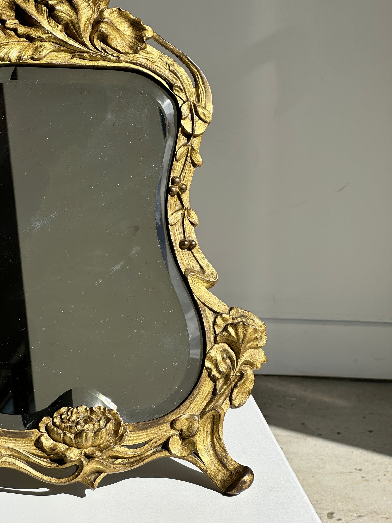 Miroir à poser en bronze doré style Art Déco glace biseautée H40cm