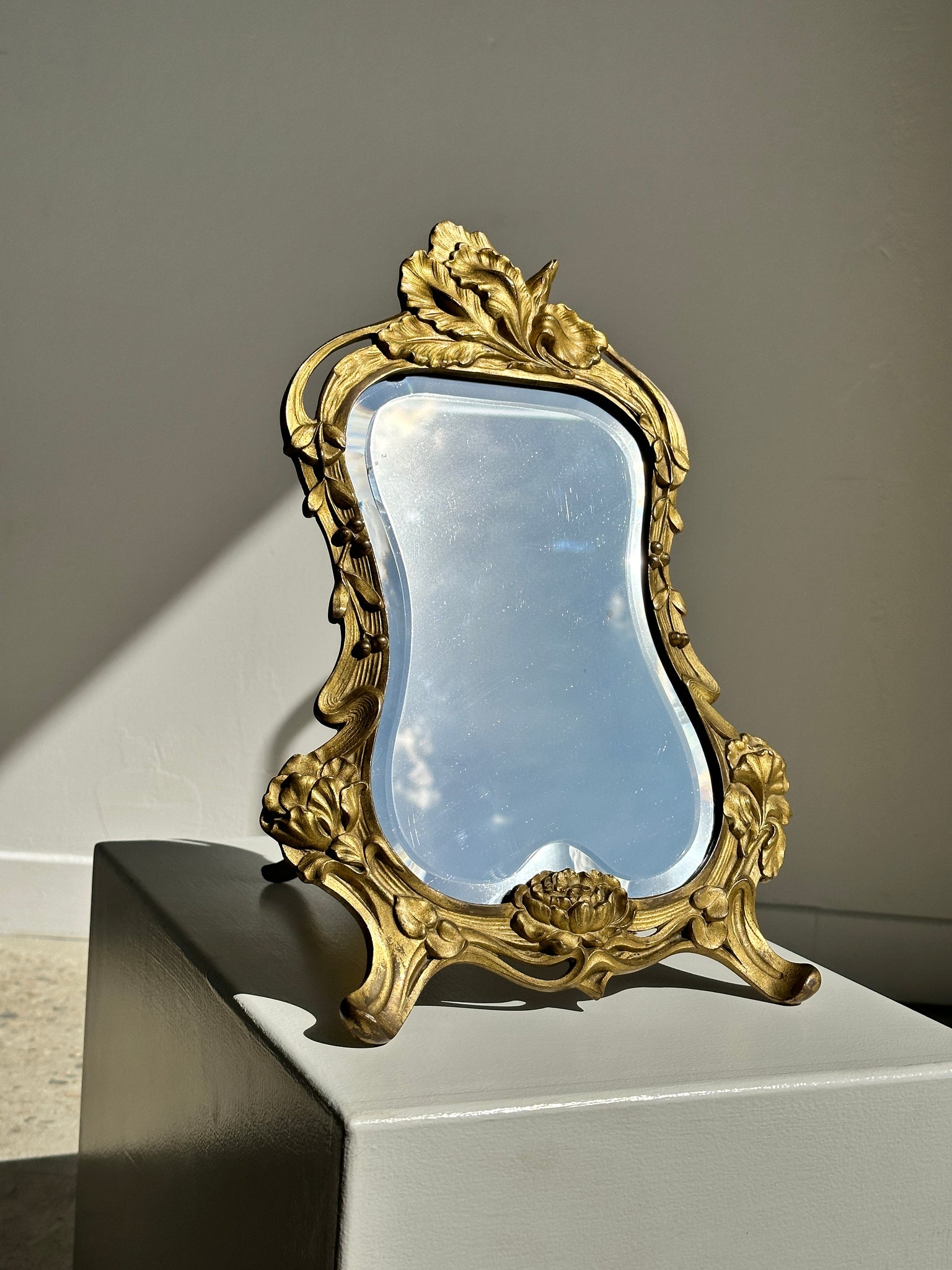 Miroir à poser en bronze doré style Art Déco glace biseautée H40cm