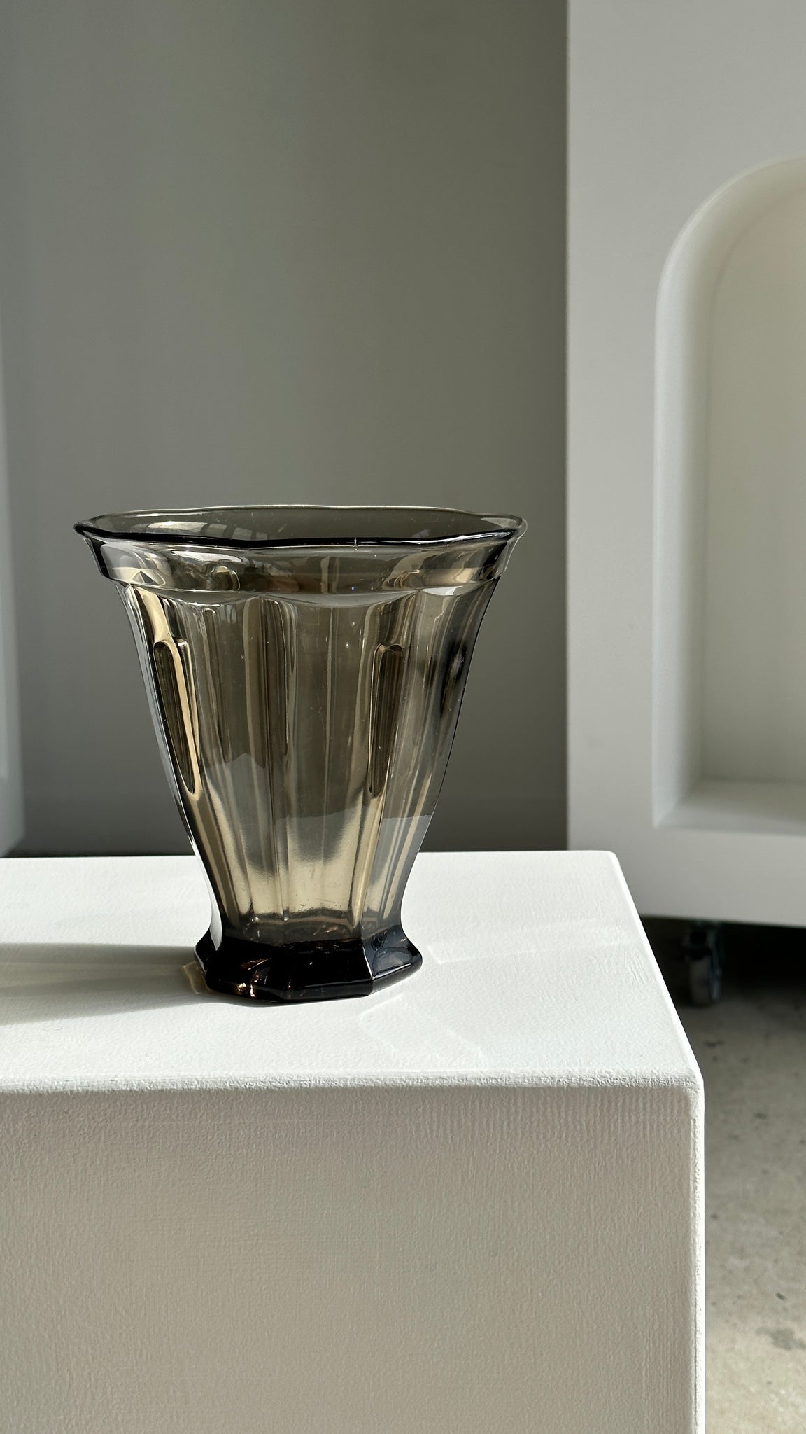 Vase en verre moulé fumé H:17cm
