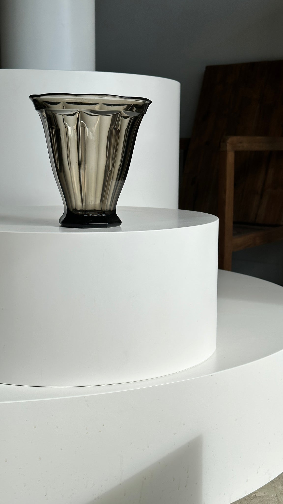 Vase en verre moulé fumé H:17cm