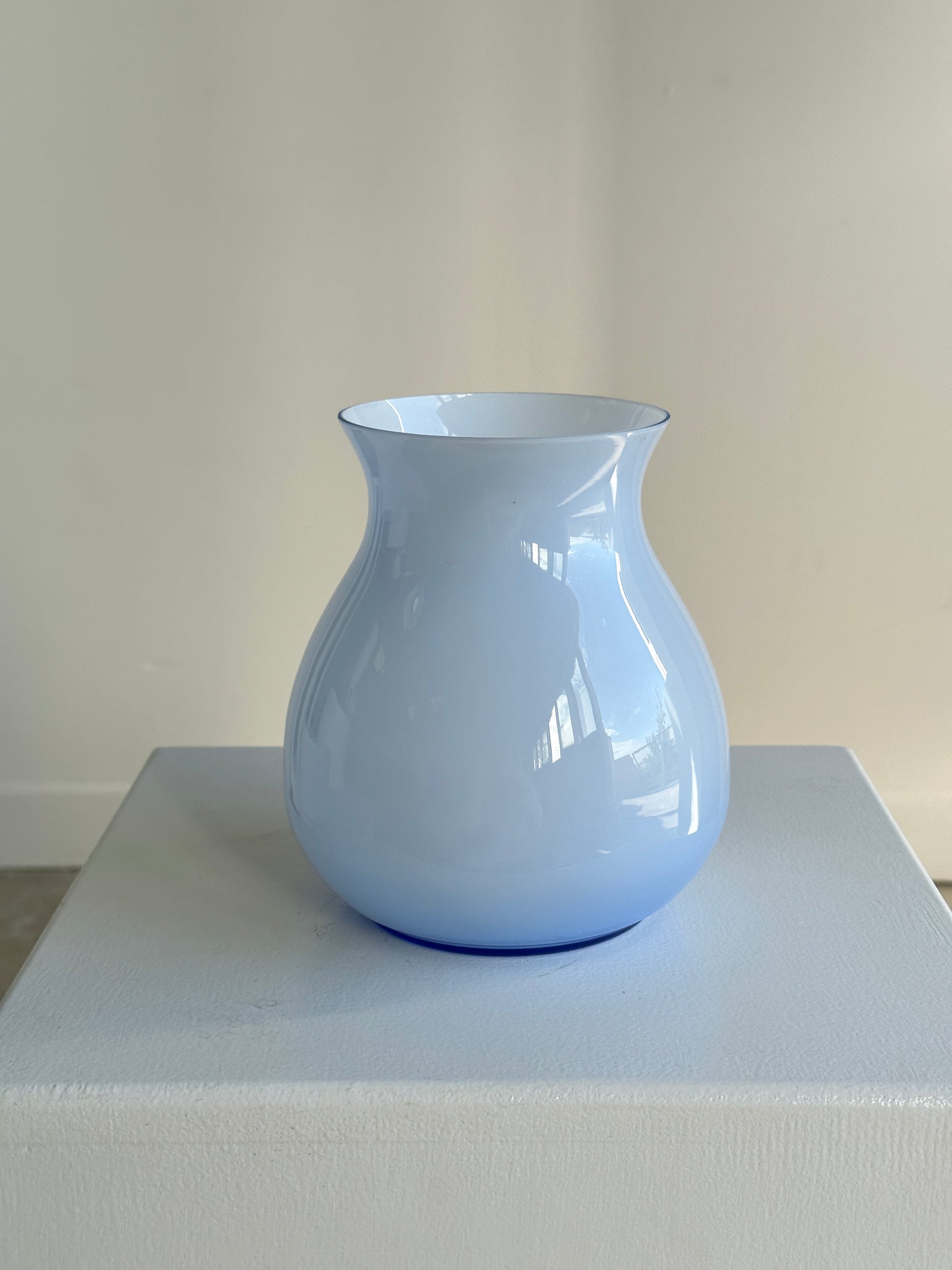 Vase boule en verre bleu clair H:16cm D:13,5cm