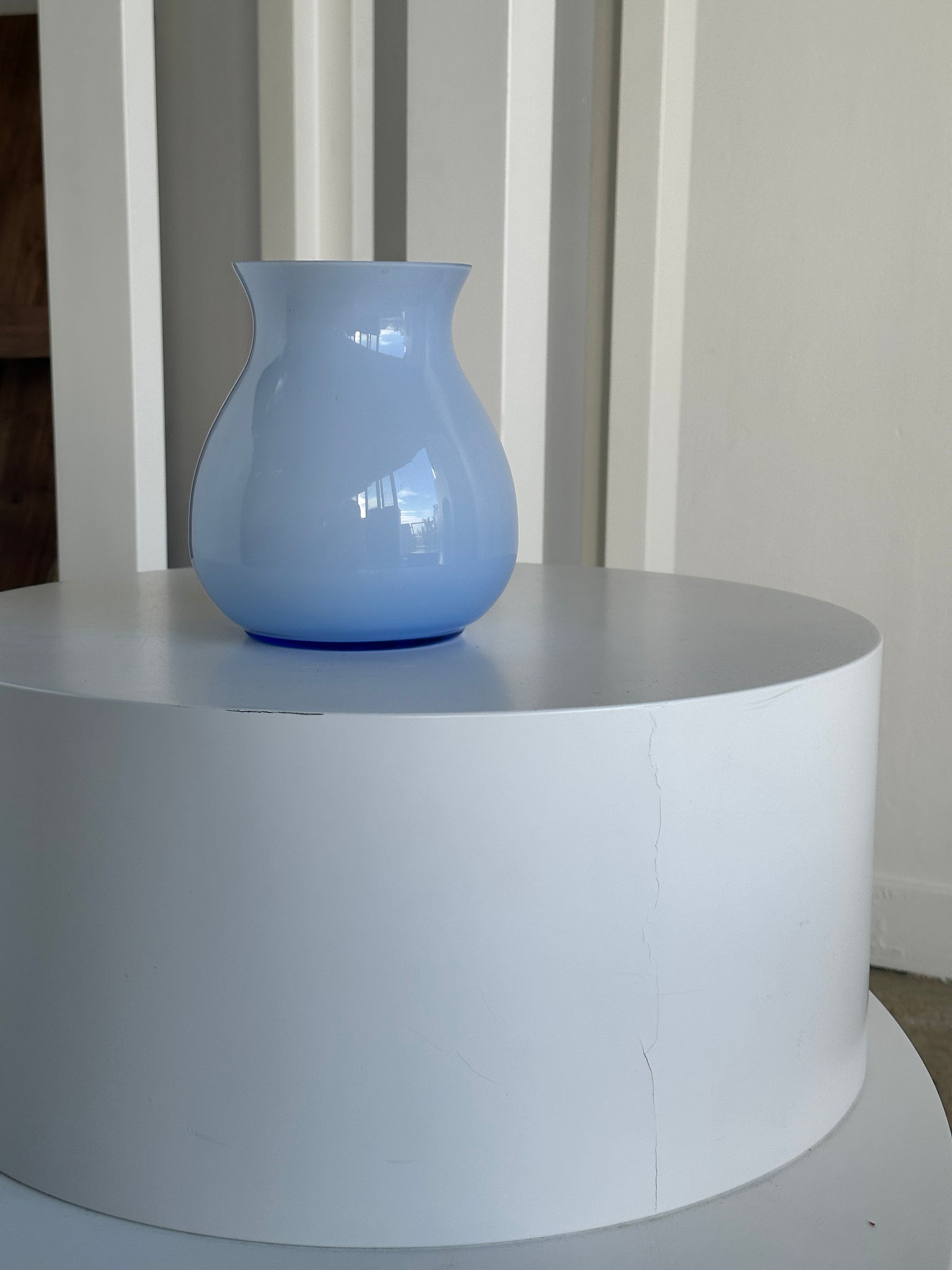 Vase boule en verre bleu clair H:16cm D:13,5cm