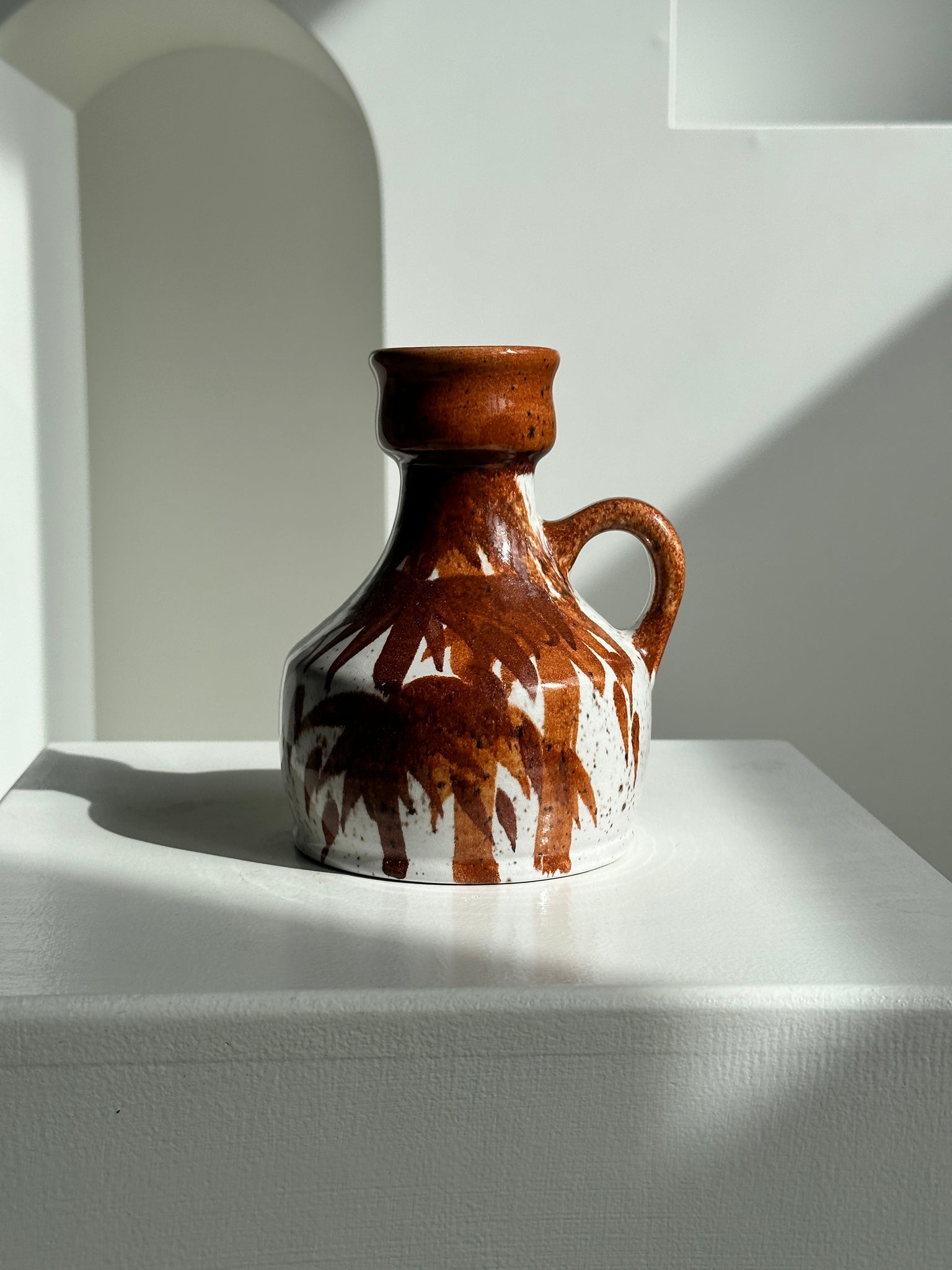 Petit vase ou pichet blanc et marron West Germany H:15cm D:10,5cm