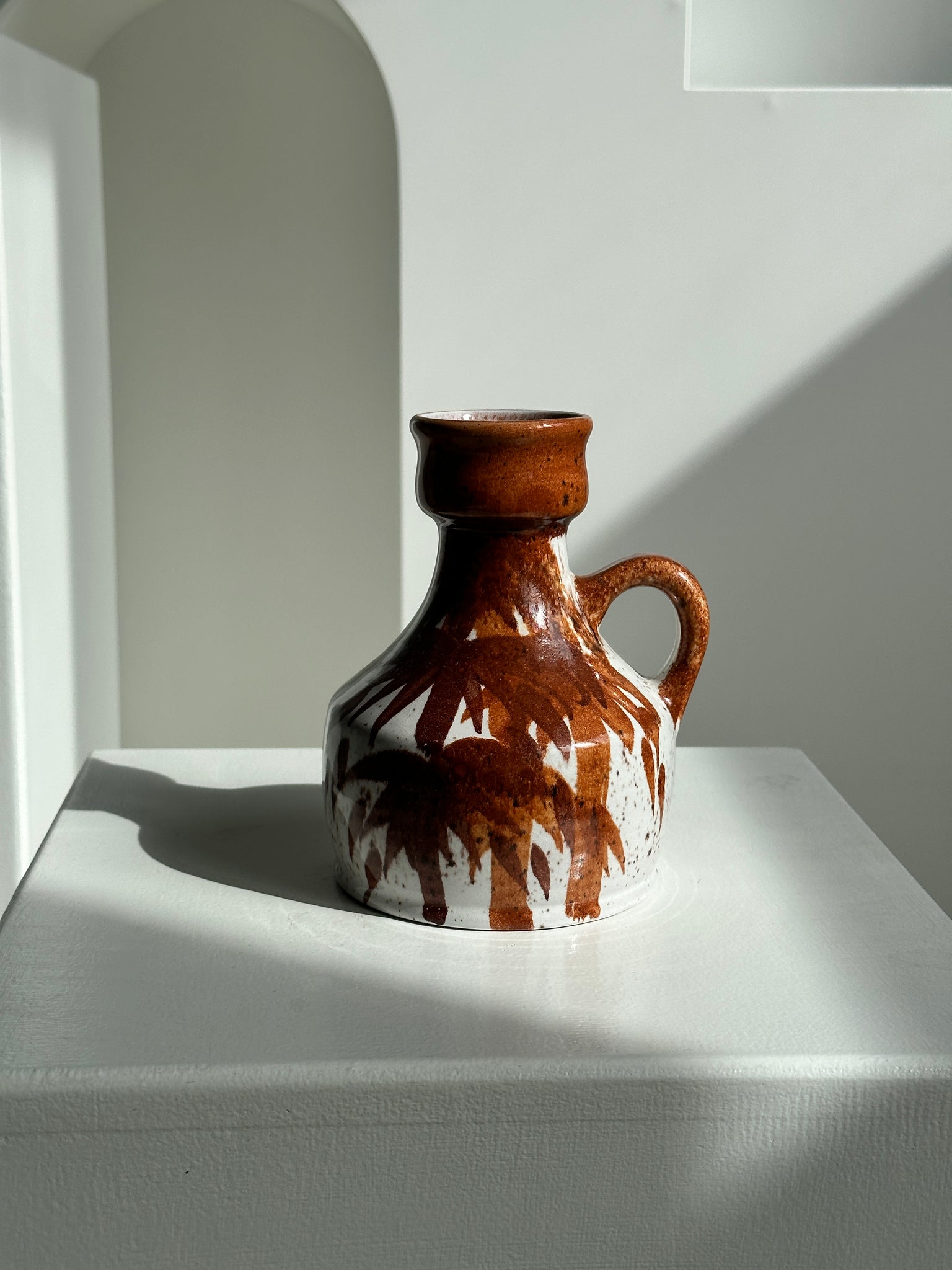 Petit vase ou pichet blanc et marron West Germany H:15cm D:10,5cm