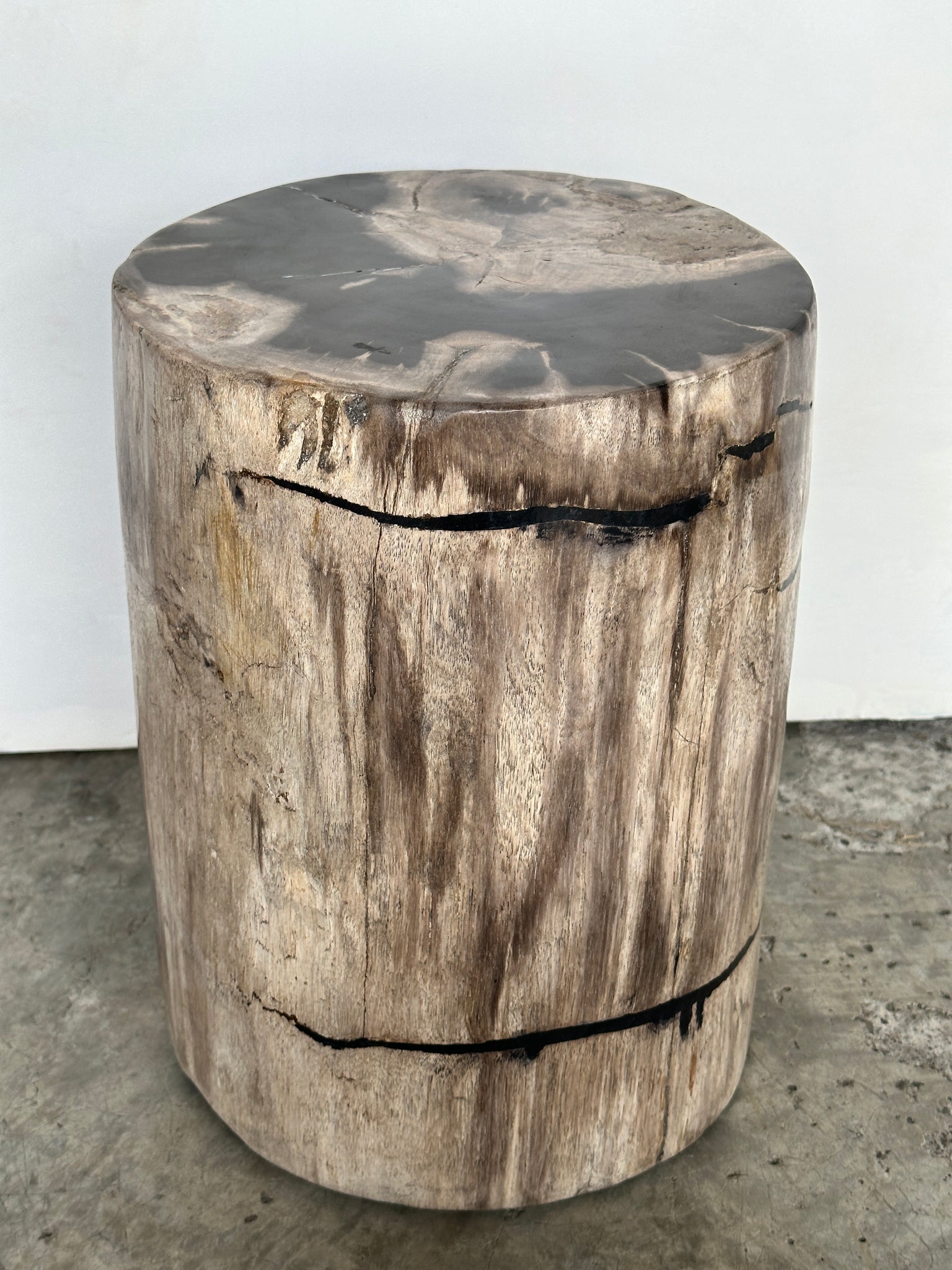 Table d'appoint en bois pétrifié à dominante noire H34 D24-25