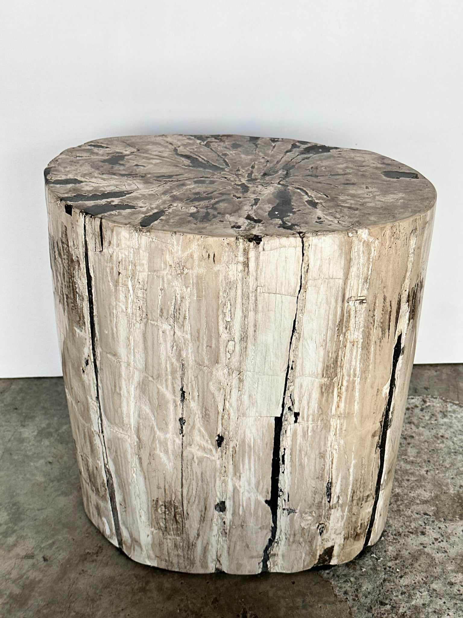 Table d'appoint en bois pétrifié ovale blanche stries noires H:45,5 D:20