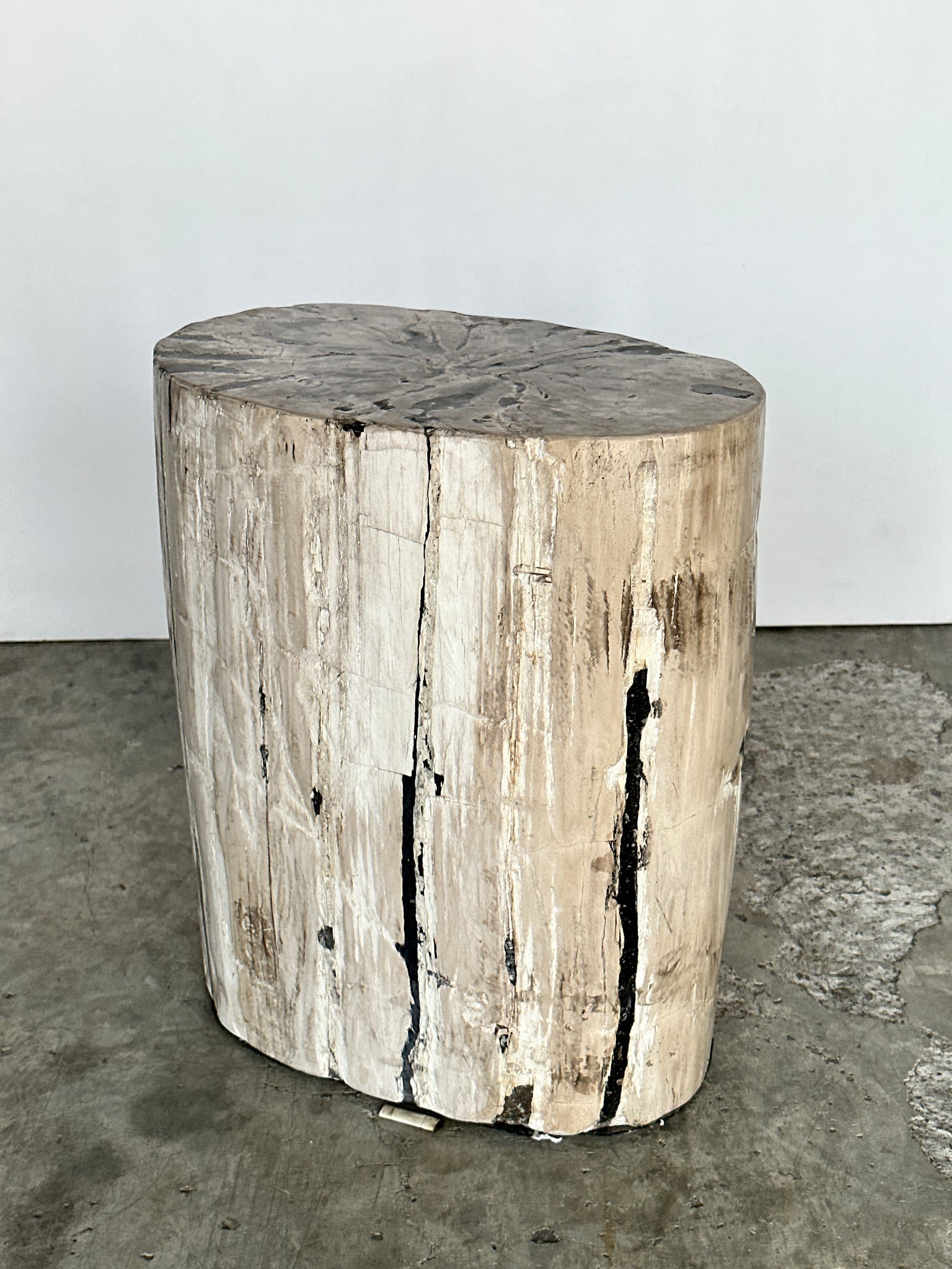 Table d'appoint en bois pétrifié ovale blanche stries noires H:45,5 D:20
