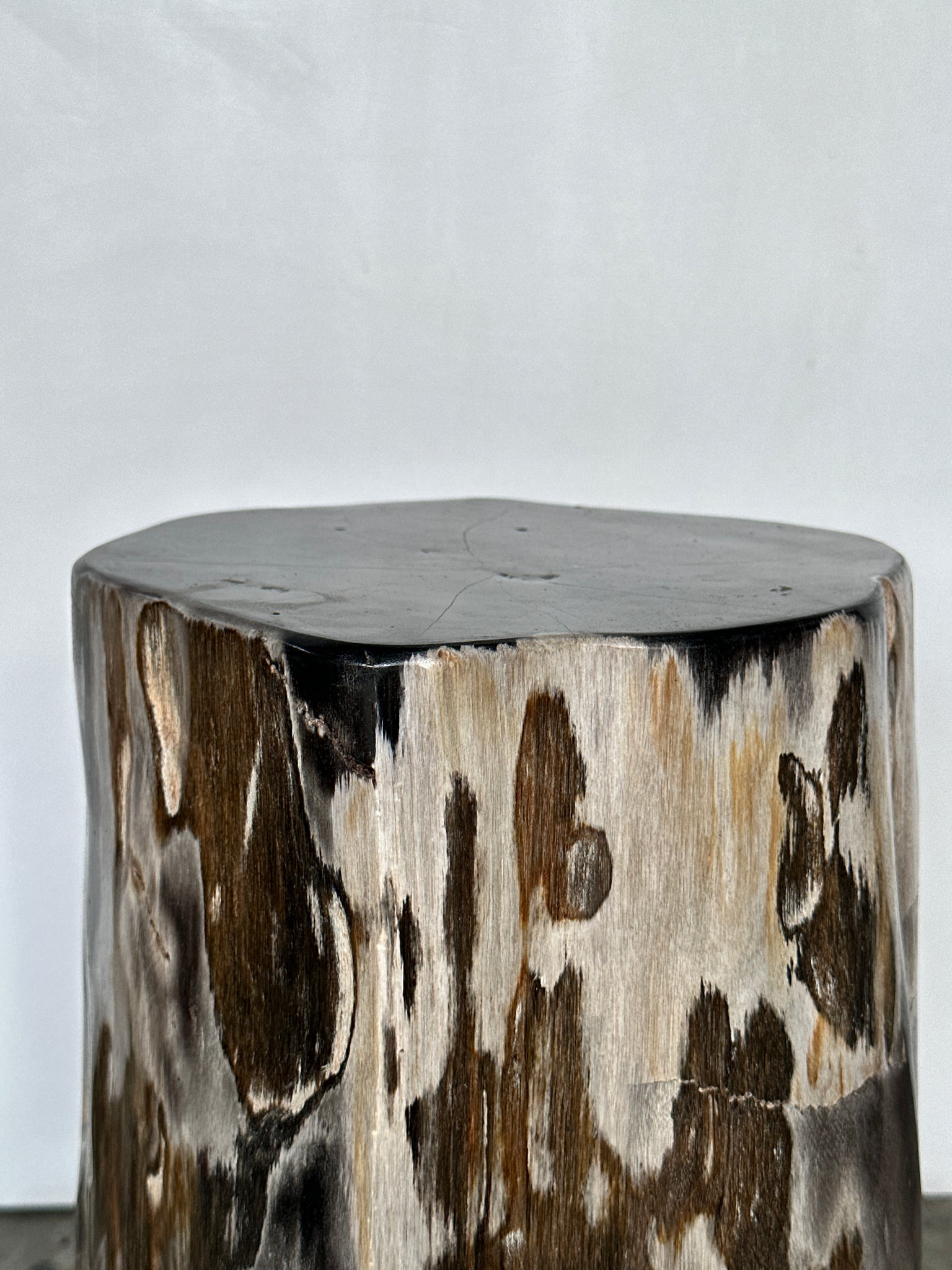 Table d'appoint en bois pétrifié tour multicolore et cœur noir  H:42 D:20-3