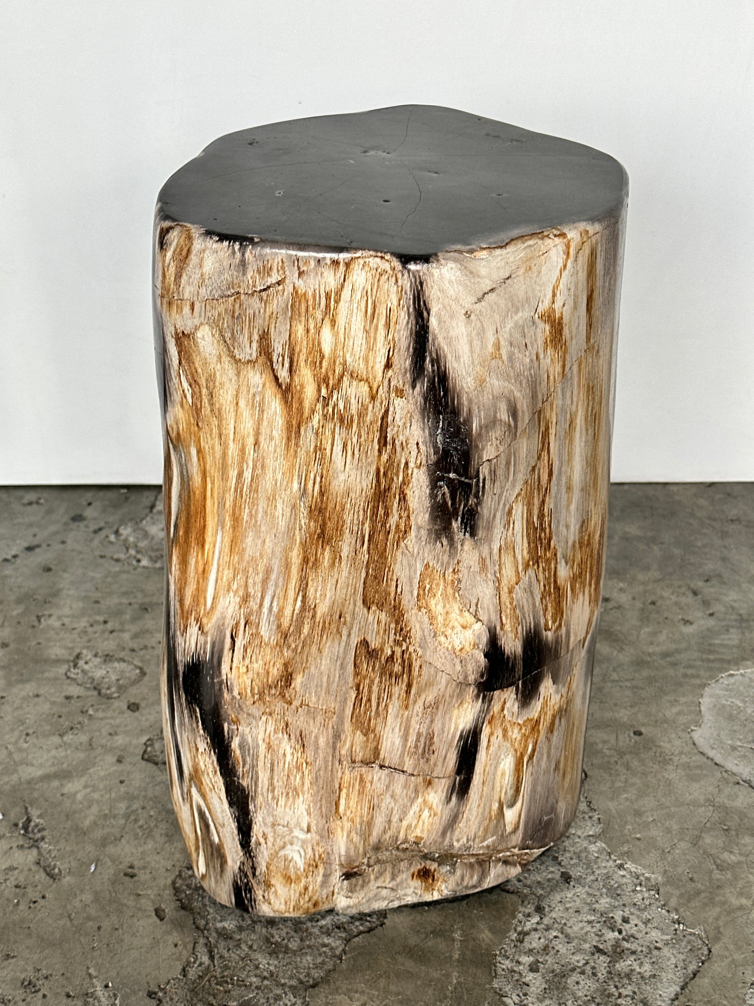 Table d'appoint en bois pétrifié tour multicolore et cœur noir  H:42 D:20-3