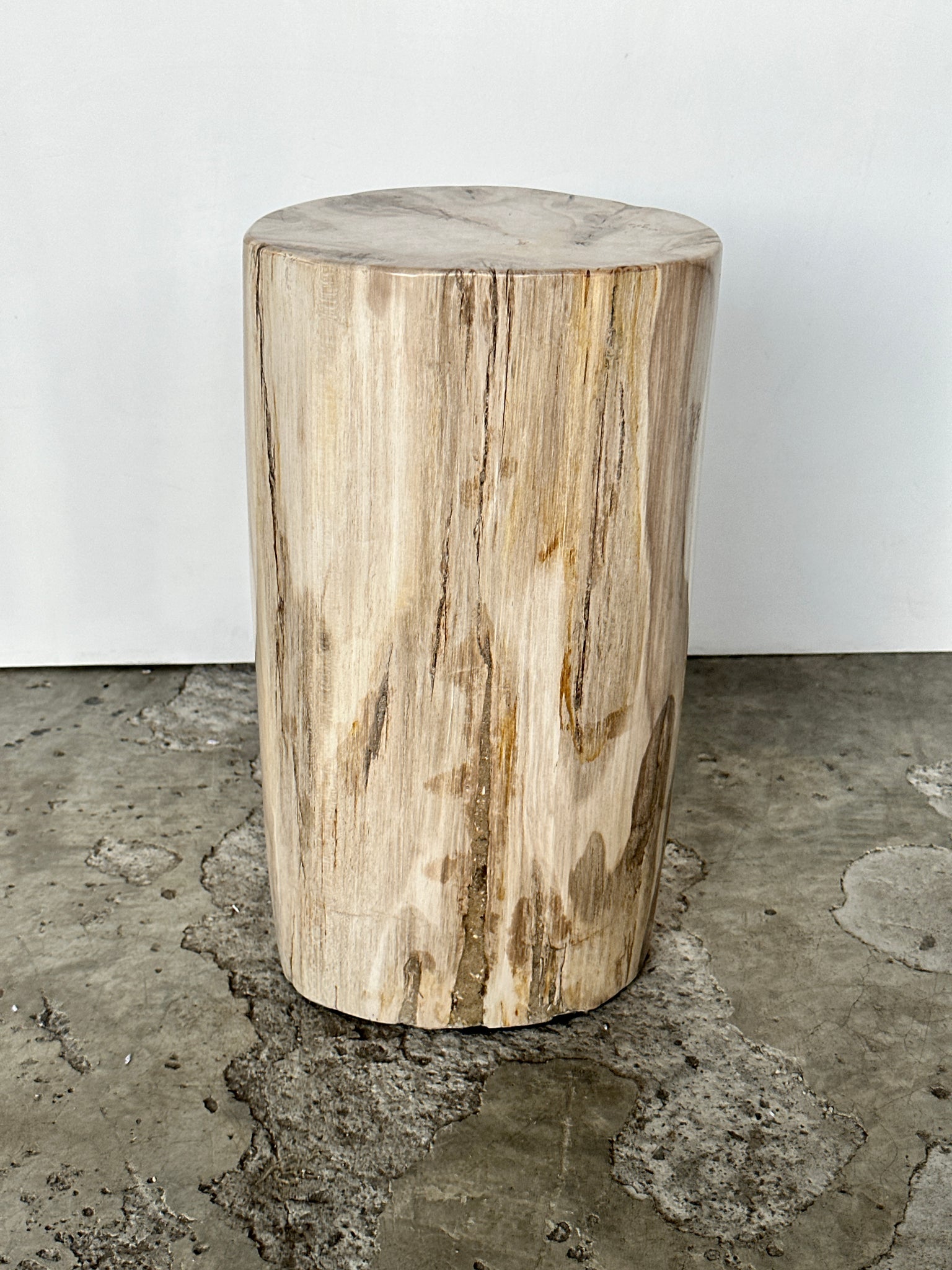 Table d'appoint en bois pétrifié ovale beige H:43 D: 25-38