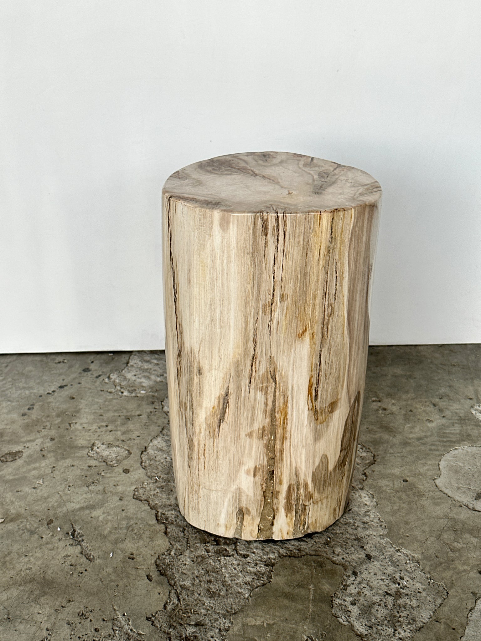Table d'appoint en bois pétrifié ovale beige H:43 D: 25-38