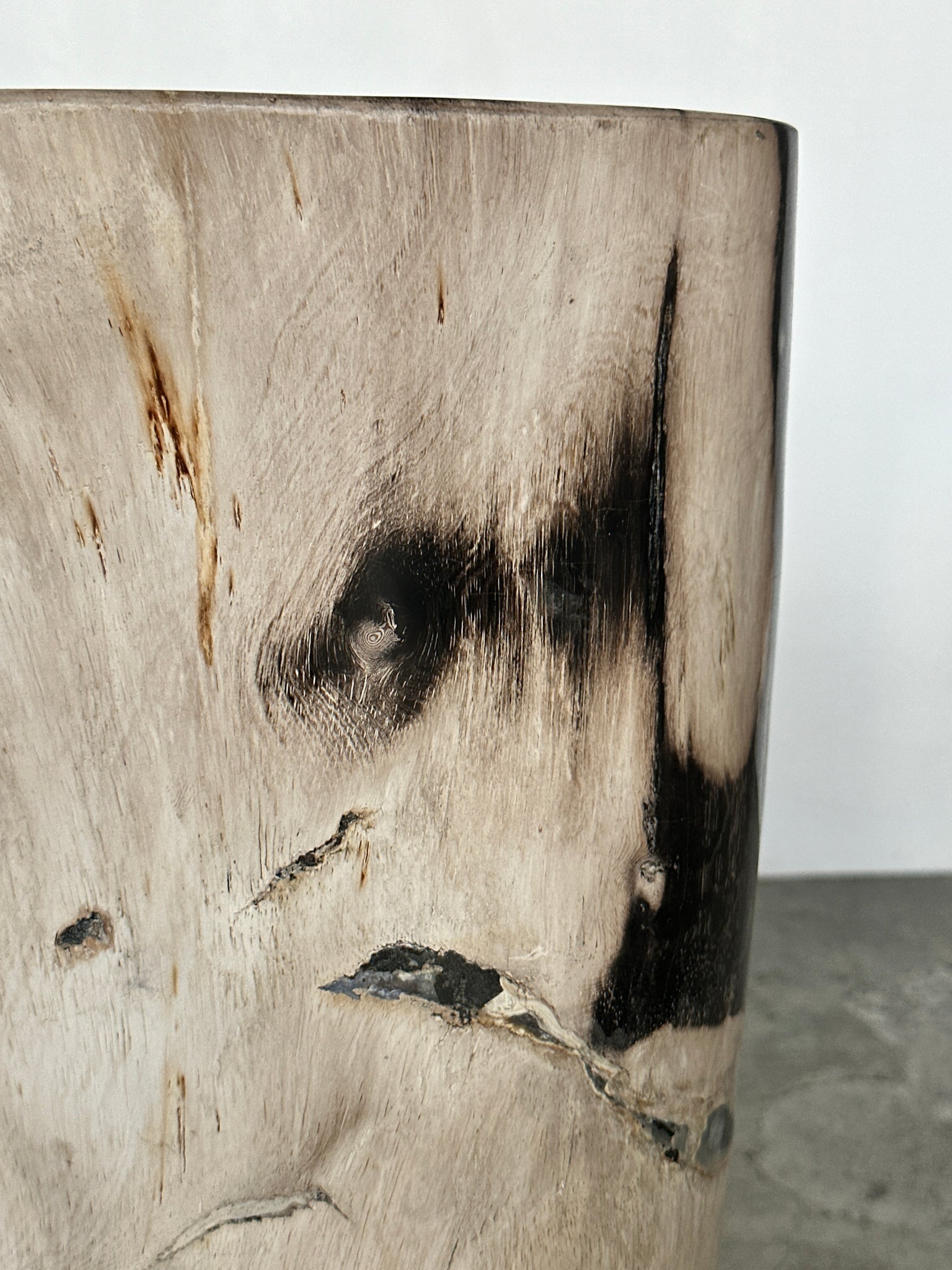 Table d'appoint en bois pétrifié blanc, cœur noir fissure blanche sur le dessus H40 D26