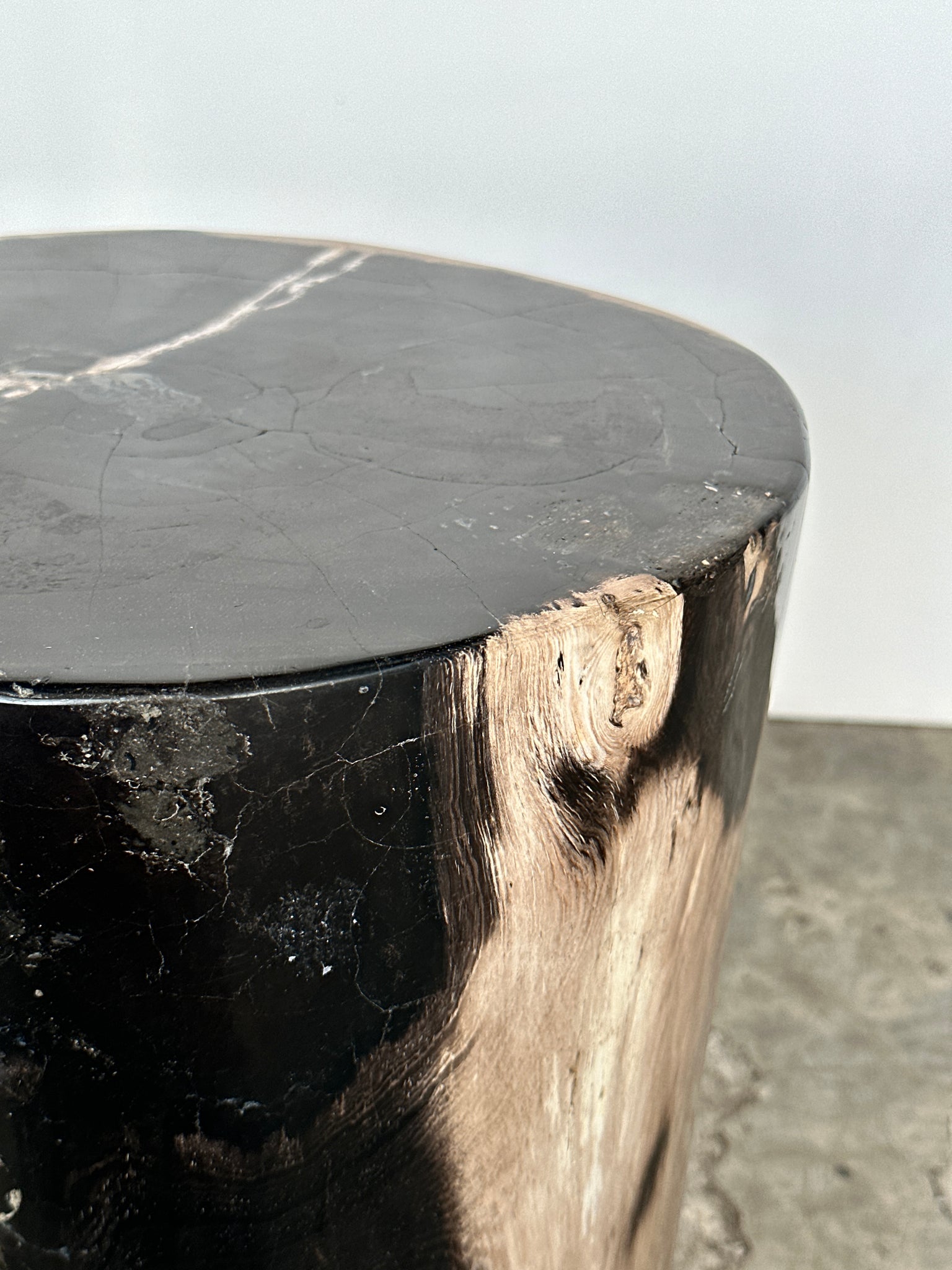 Table d'appoint en bois pétrifié écorce blanc cœur noir fissure blanche H:40 D:24-27