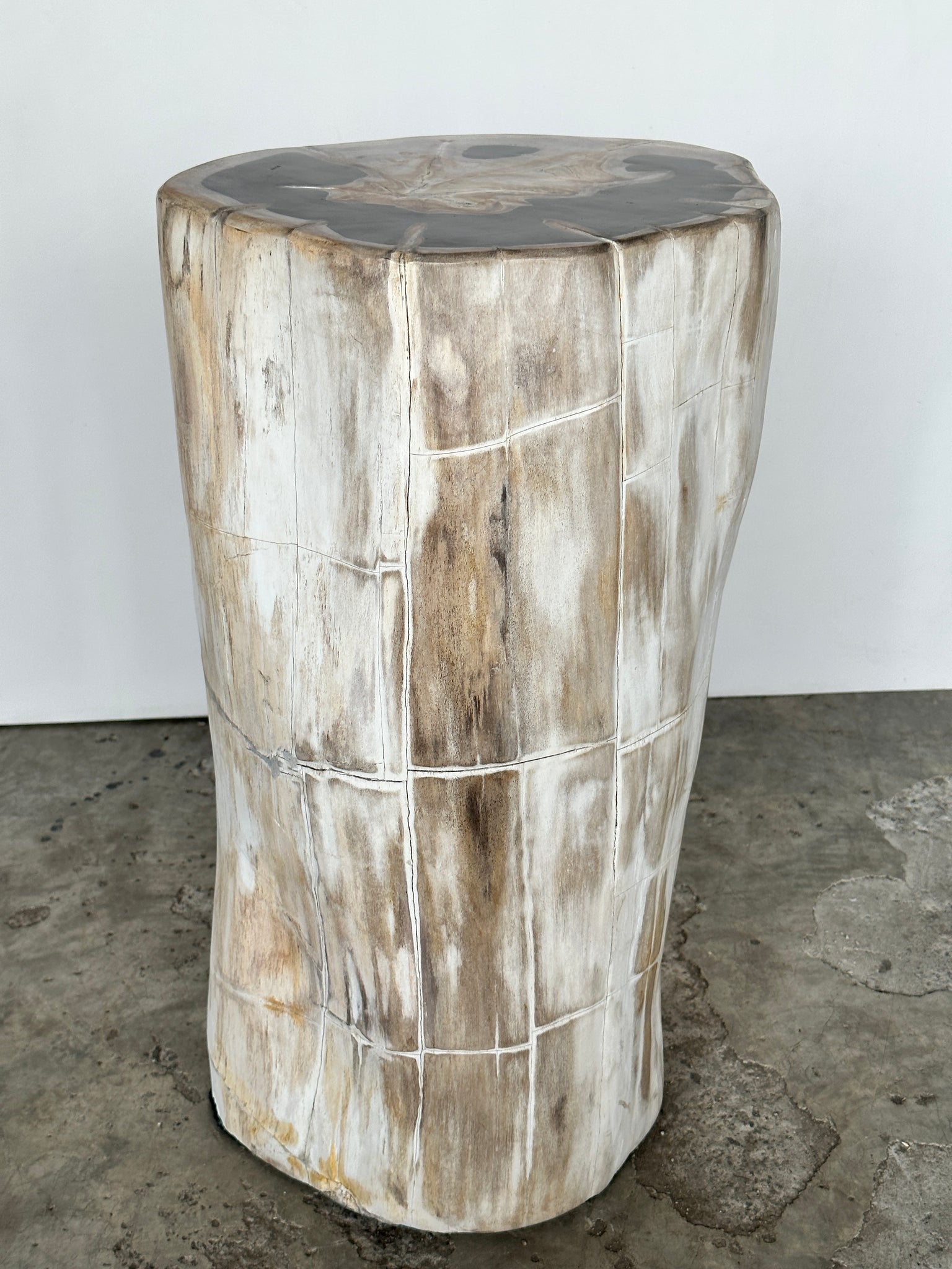 Grande table d'appoint en bois pétrifié organique écorce blanche cœur croissant noir H:56 D:31-23