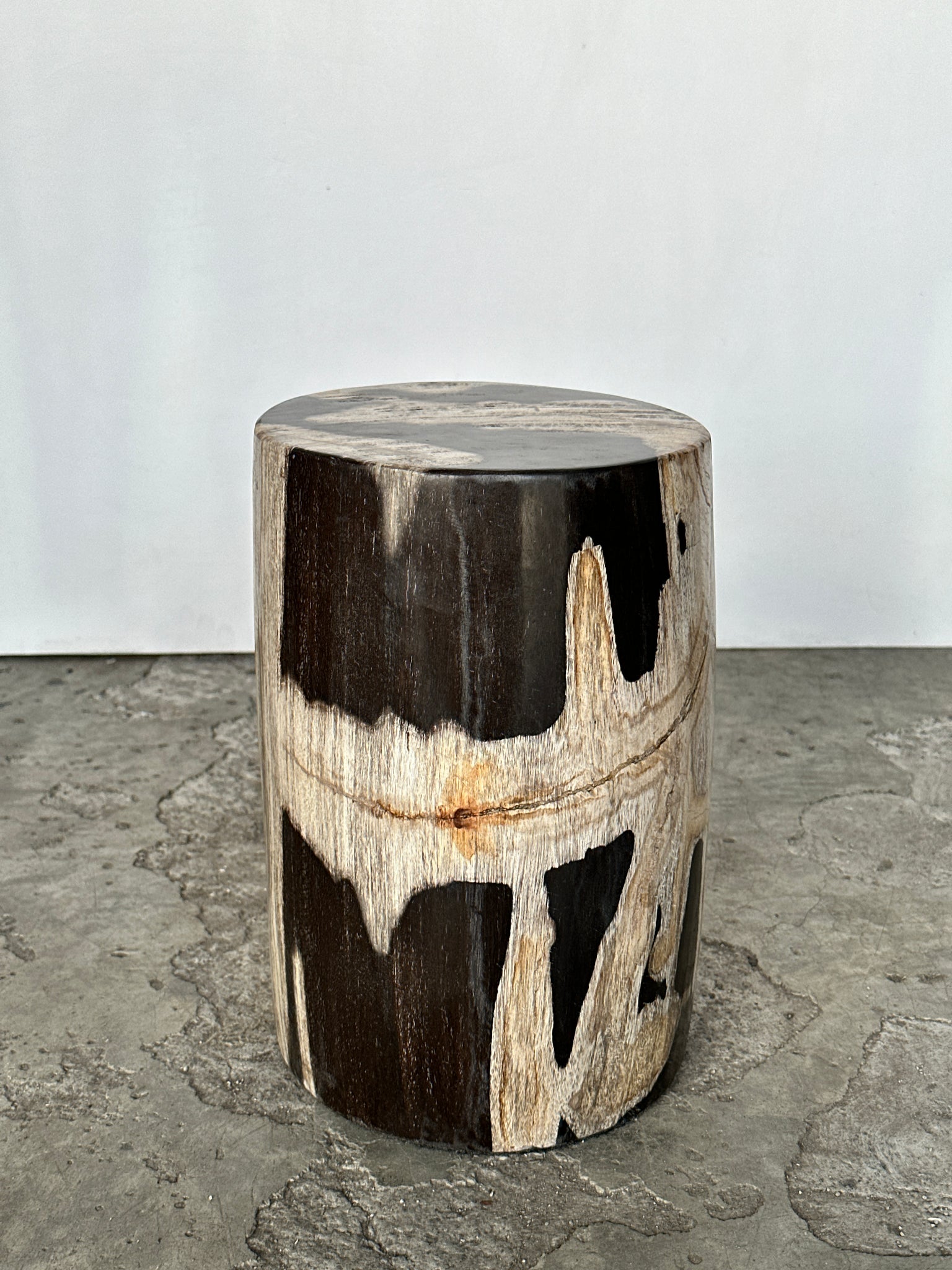 Petite table d'appoint en bois pétrifié noire, blanche et grise H28cm D:19