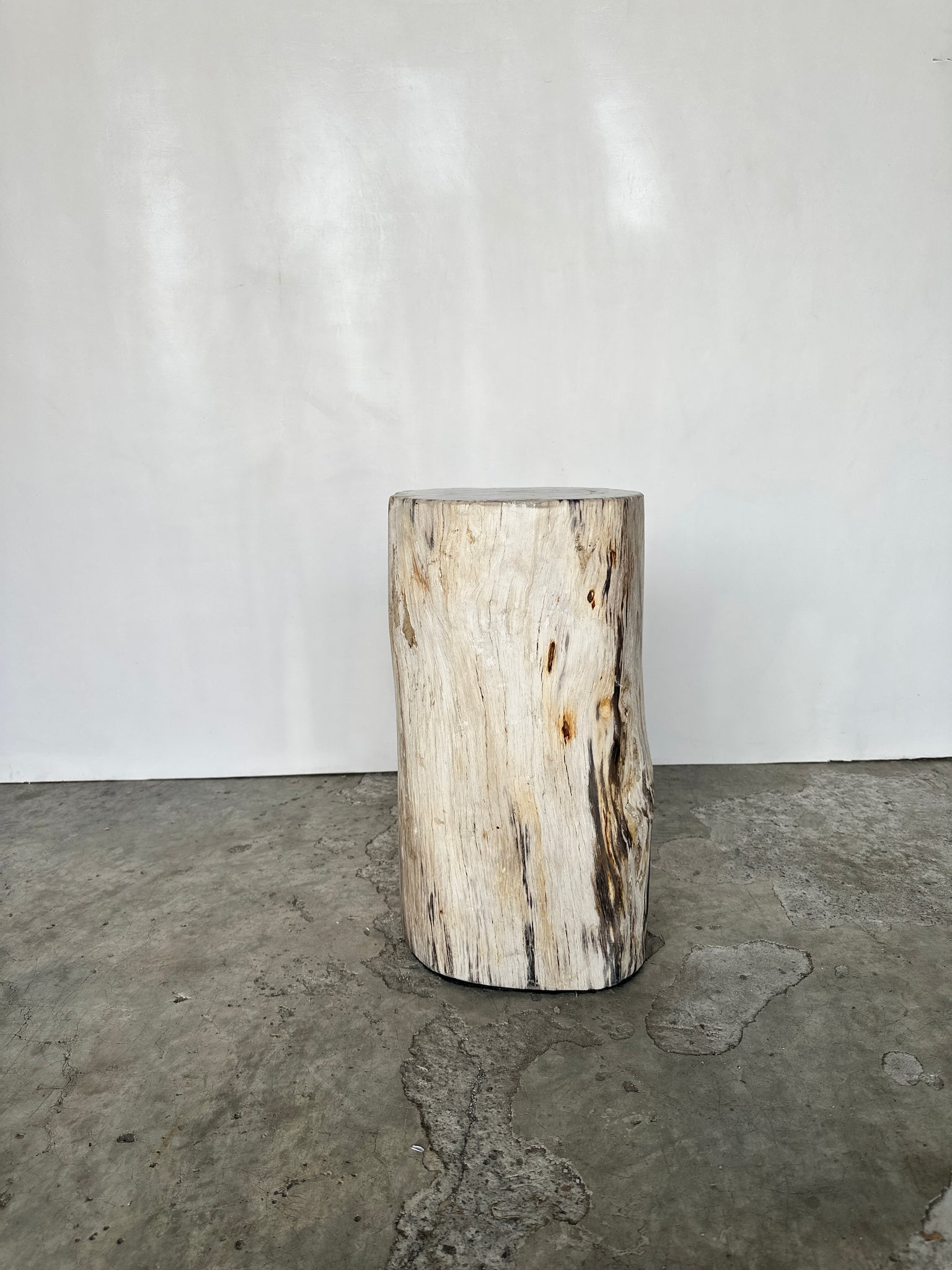 Grande table d'appoint en bois pétrifié blanche H:50 D:27