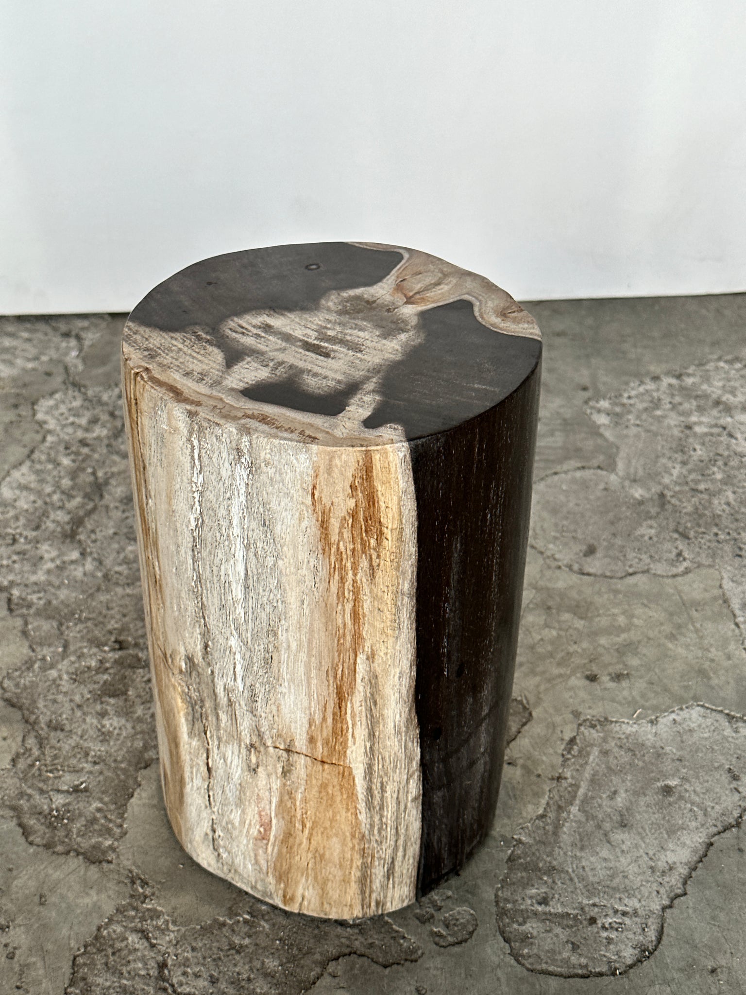 Petite table d'appoint en bois pétrifié noire, blanche et grise H28 D:18,5