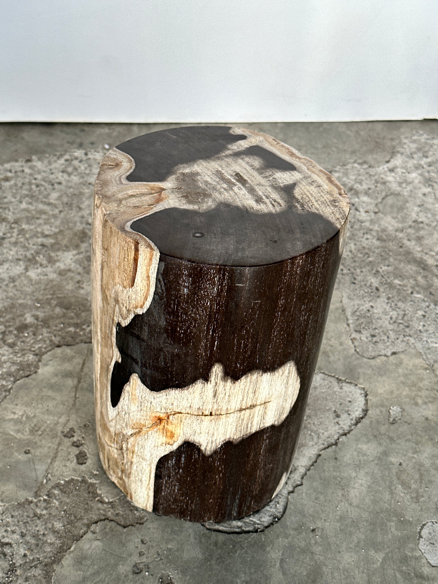 Petite table d'appoint en bois pétrifié noire, blanche et grise H28 D:18,5